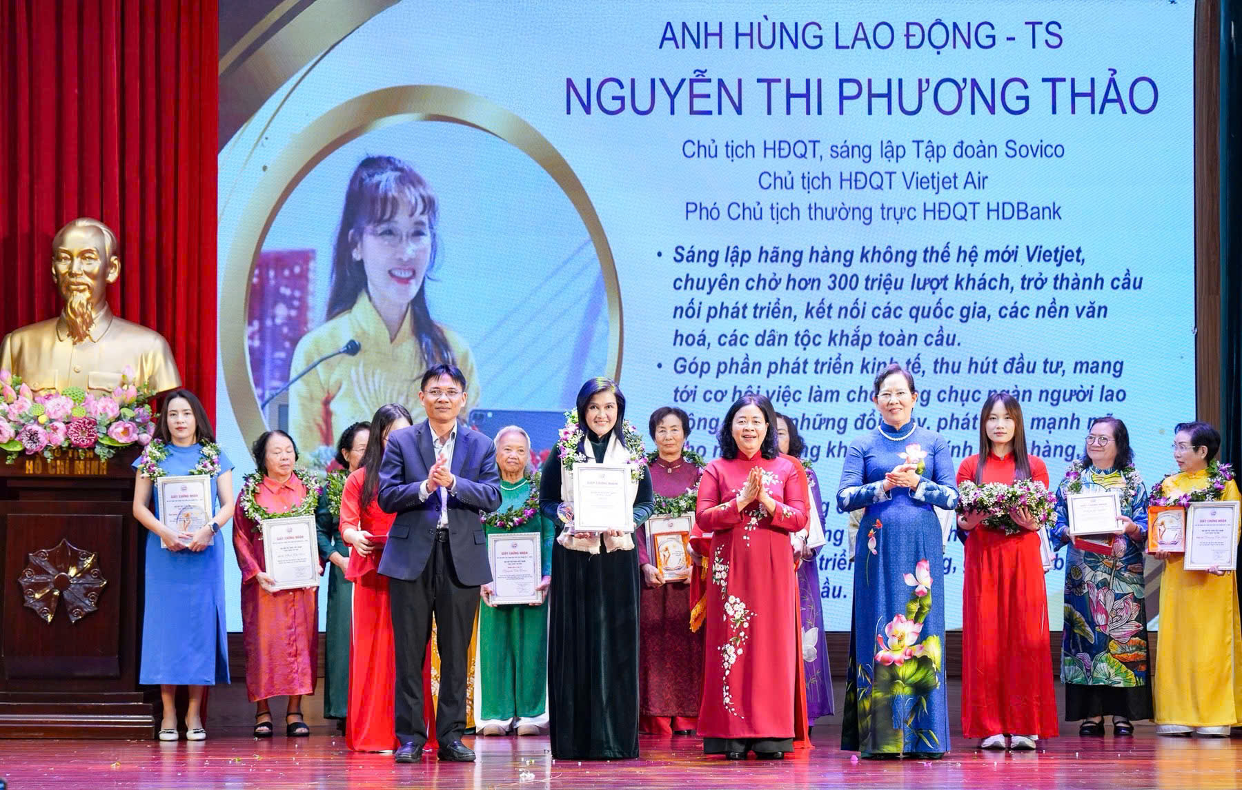 Tôi muốn nhắc đến một trong những người phụ nữ được tôn vinh hôm nay, cũng là một nữ trí thức nổi bật trong thế hệ chúng tôi, đó là Tiến sĩ Nguyễn Thị Phương Thảo - Chủ tịch Hội đồng quản trị Hãng hàng không Vietjet, bởi tôi may mắn có cơ hội đồng hành cùng chị trong nhiều năm.