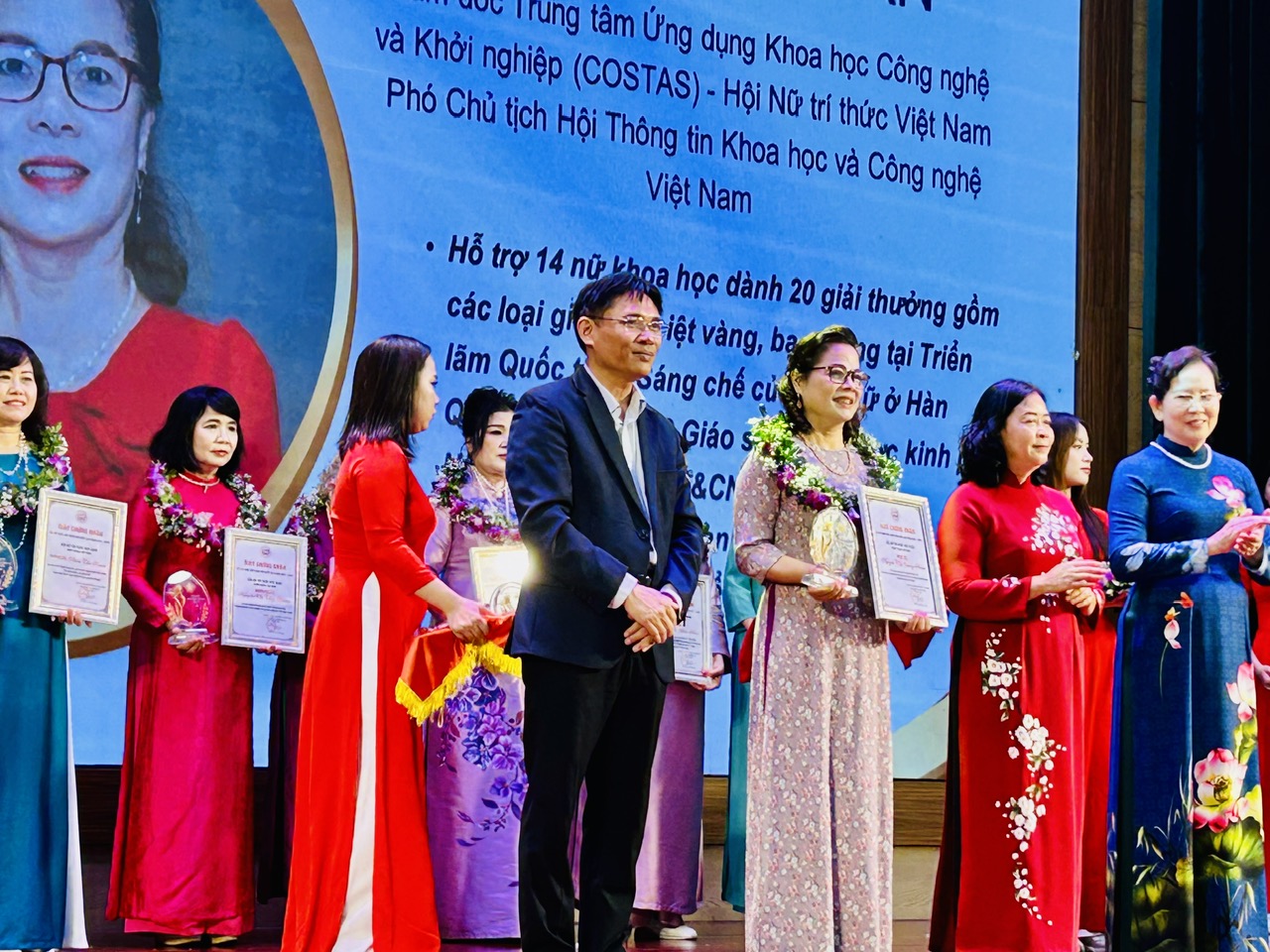 ThS Lê Thị Khánh Vân, Nguyên Phó Cục trưởng Cục Thông tin Khoa học và Công nghệ Quốc gia, Bộ Khoa học và Công nghệ; Giám đốc Trung tâm Ứng dụng Khoa học, Công nghệ và Khởi nghiệp (COSTAS) thuộc Hội Nữ trí thức Việt Nam; Phó Chủ tịch Hội Thông tin Khoa học và Công nghệ Việt Nam
