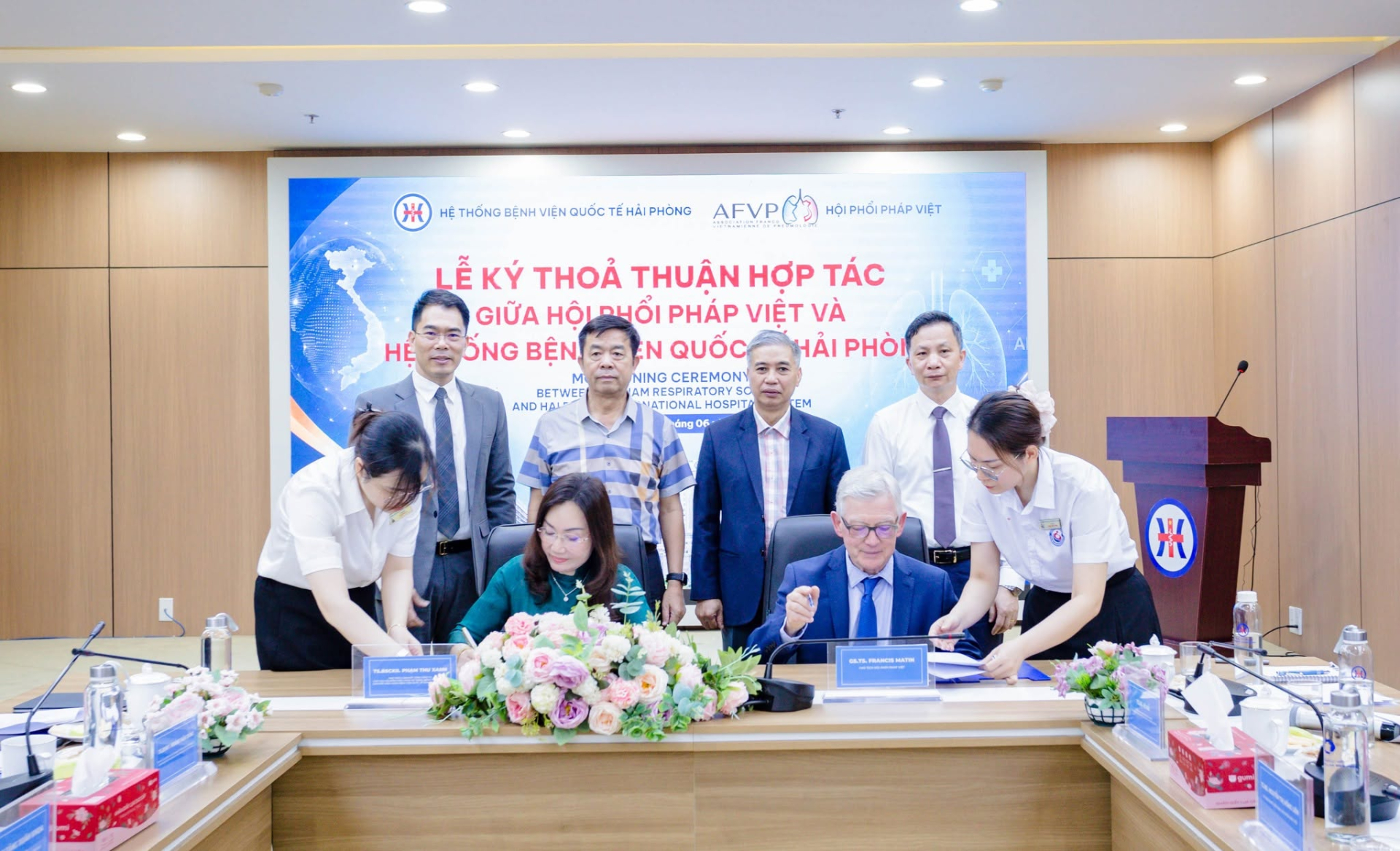 TS.BSCKII. Phạm Thu Xanh, Phó Tổng Giám đốc Tổng Công ty, Chủ tịch Hội đồng điều hành Hệ thống Bệnh viện Quốc tế, Giám đốc điều hành Bệnh viện Quốc tế Sản - Nhi Hải Phòng đại diện phía Việt Nam ký kết hợp tác. Ảnh: BTC