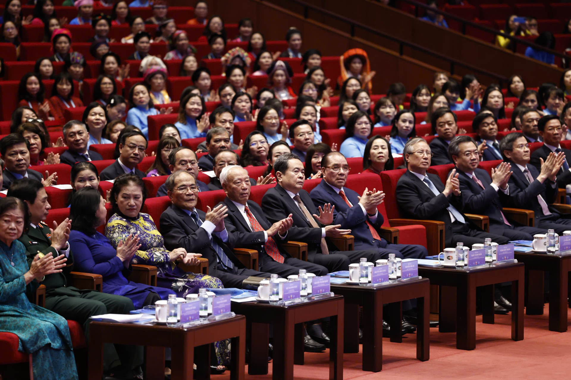 Nguyên Tổng Bí thư Nông Đức Mạnh; Ủy viên Bộ Chính trị,Chủ tịch Quốc hội Trần Thanh Mẫn; các đồng chí lãnh đạo, nguyên lãnh đạo Đảng, Nhà nước và đại biểu dự khai mạc Đại hội.