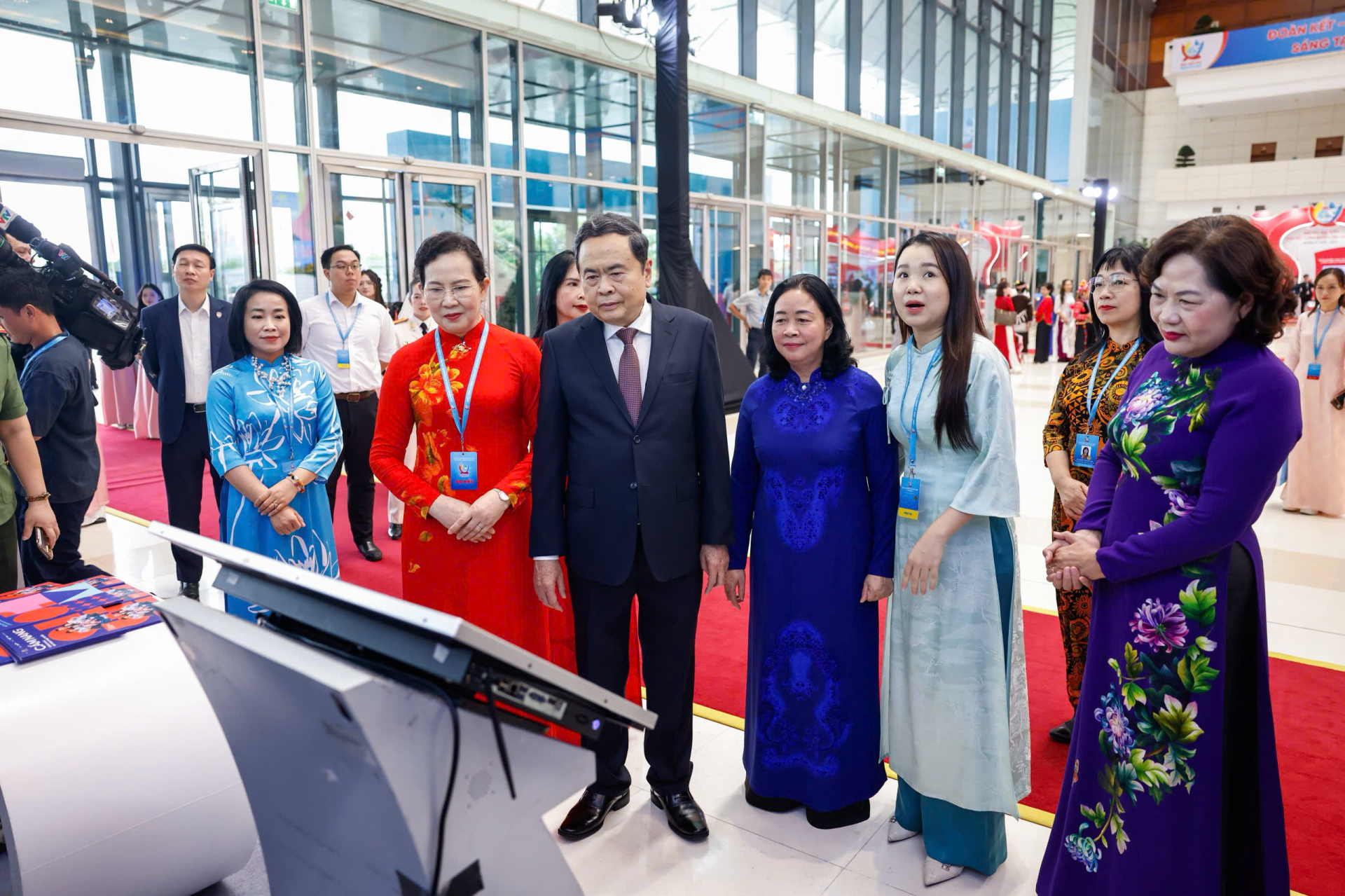 Chủ tịch Quốc hội Trần Thanh Mẫn tham quan triển lãm tại Đại hội.