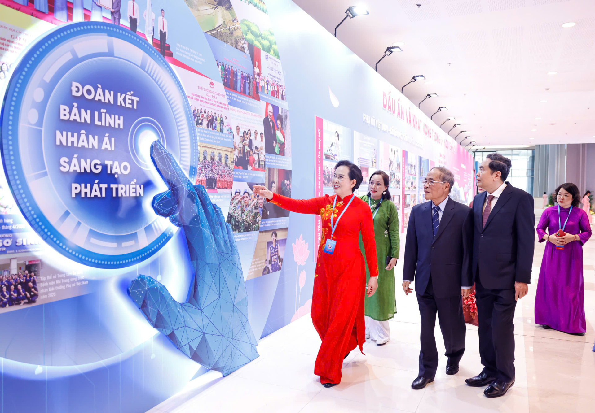 Ủy viên Bộ Chính trị,Chủ tịch Quốc hội Trần Thanh Mẫn tham quan triển lãm tại Đại hội.
