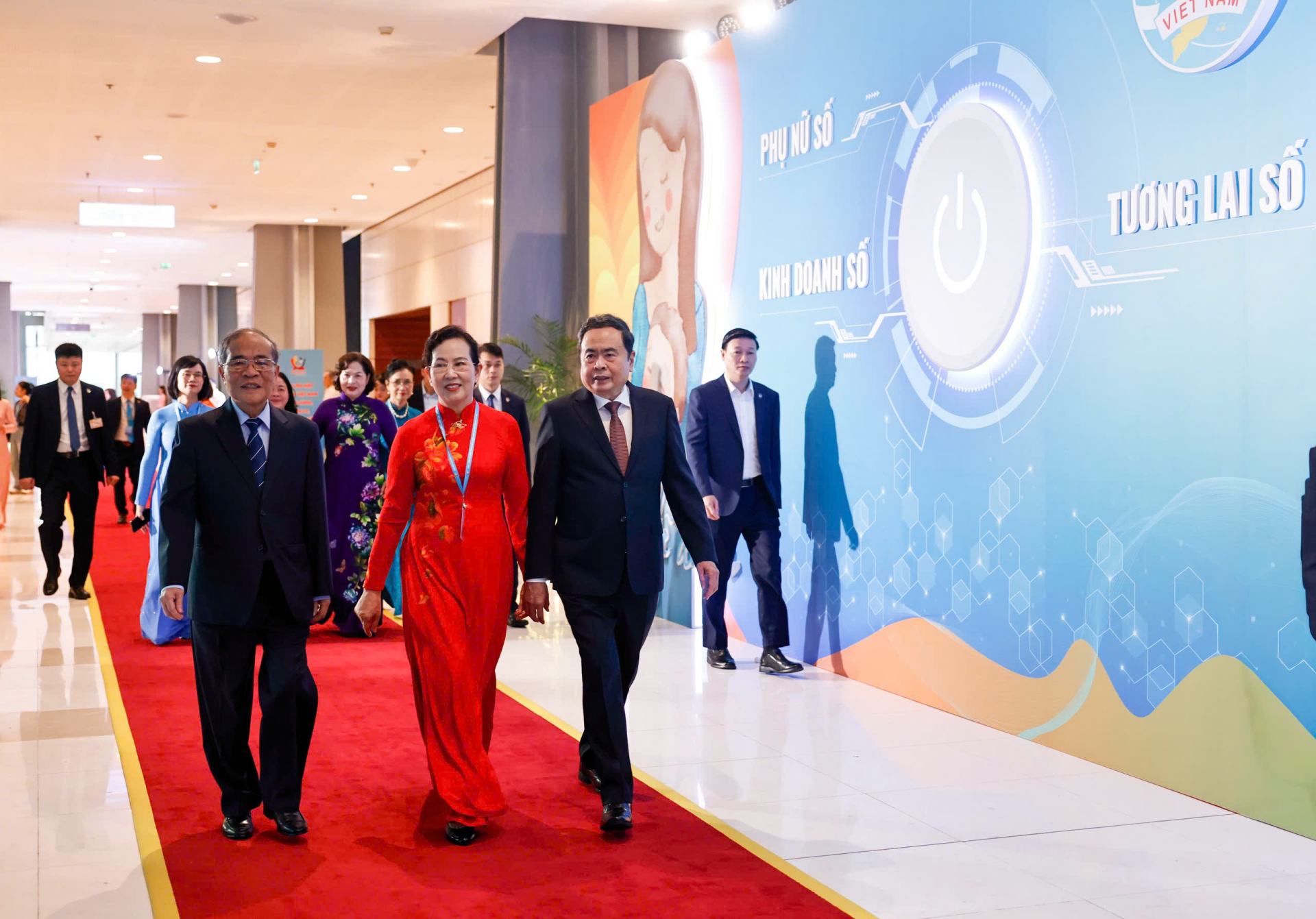 Ủy viên Bộ Chính trị,Chủ tịch Quốc hội Trần Thanh Mẫn tham quan triển lãm tại Đại hội.