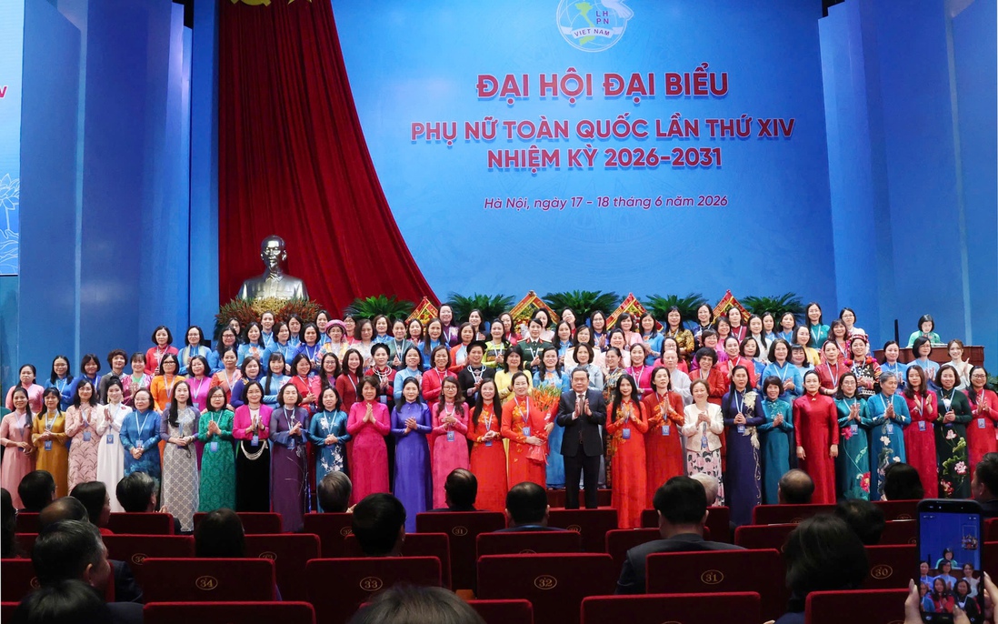 Ủy viên Bộ Chính trị, Chủ tịch Quốc hội Trần Thanh Mẫn thay mặt lãnh đạo Đảng, Nhà nước tặng hoa chúc mừng Ban Chấp hành Trung ương Hội LHPN Việt Nam khóa XIV, nhiệm kỳ 2026-2031