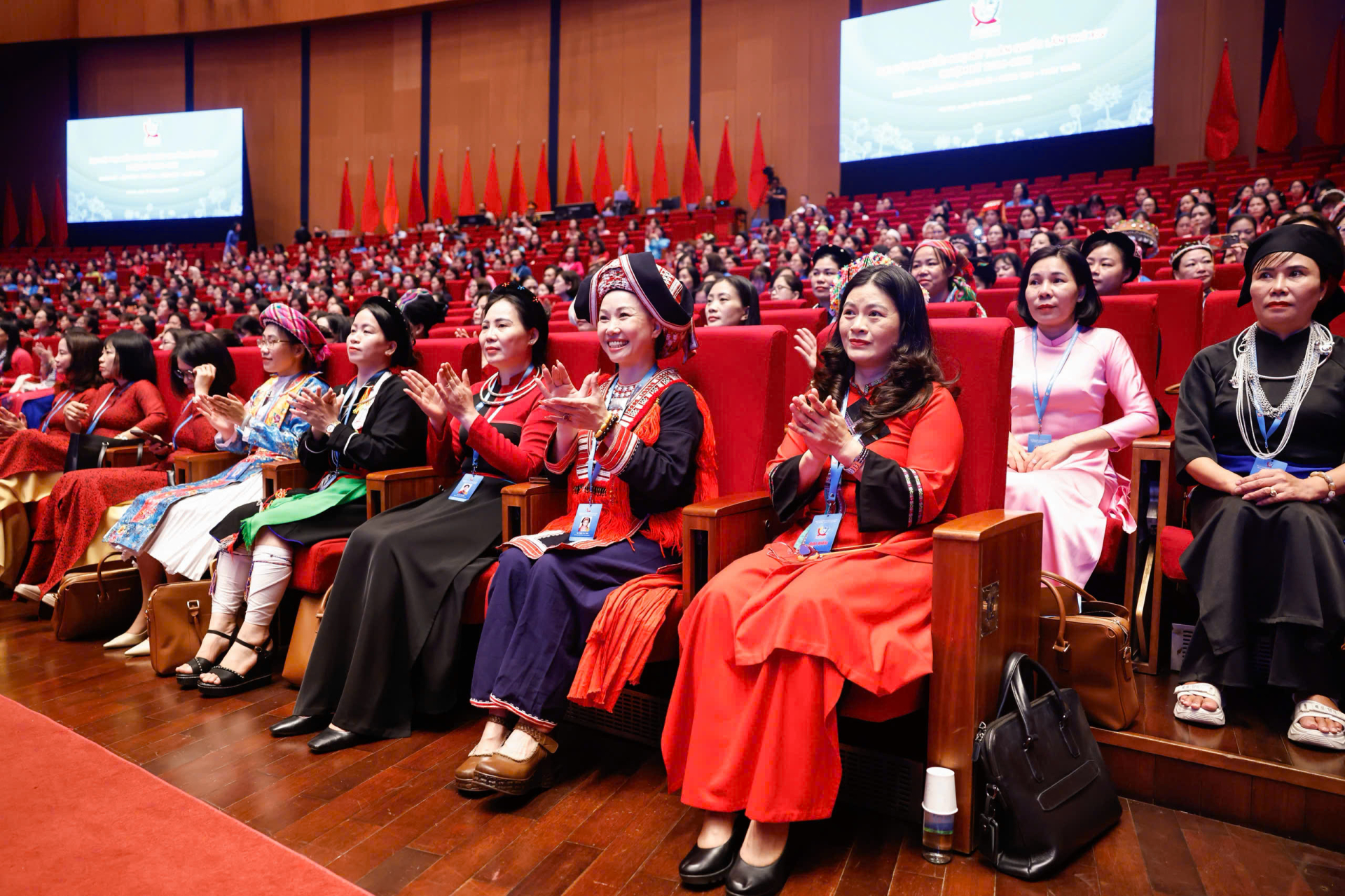 Bà Vương Ngọc Hà, Phó Chủ tịch UBND tỉnh Tuyên Quang ( thứ nhất từ phải -hàng đầu) và các đại biểu dự Đại hội.