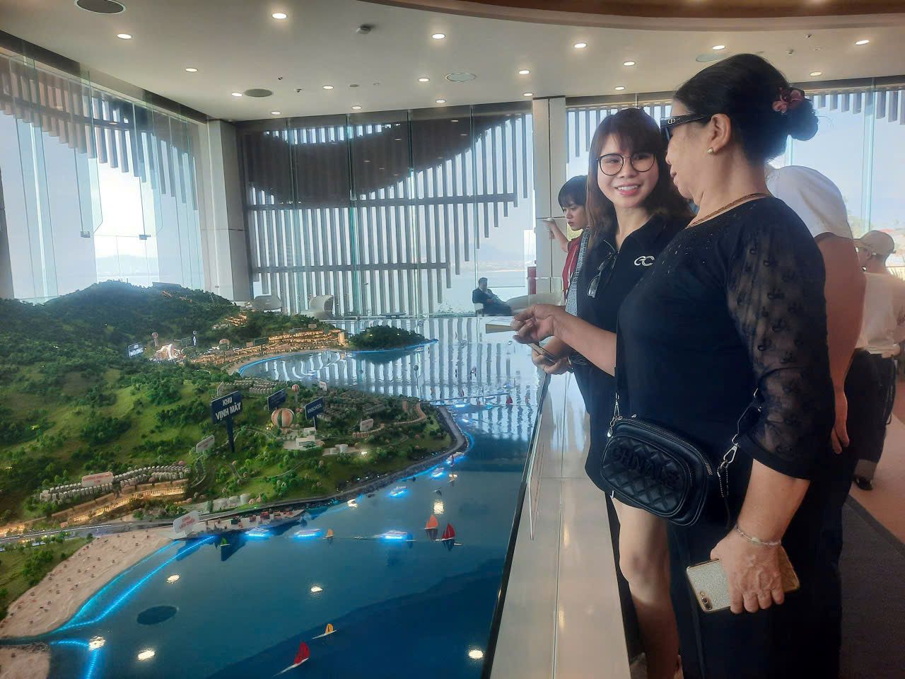 Chị Nguyễn Thị Thuý và mẹ đặt niềm tin vào tương lai thịnh vượng tại Đảo Ngọc
