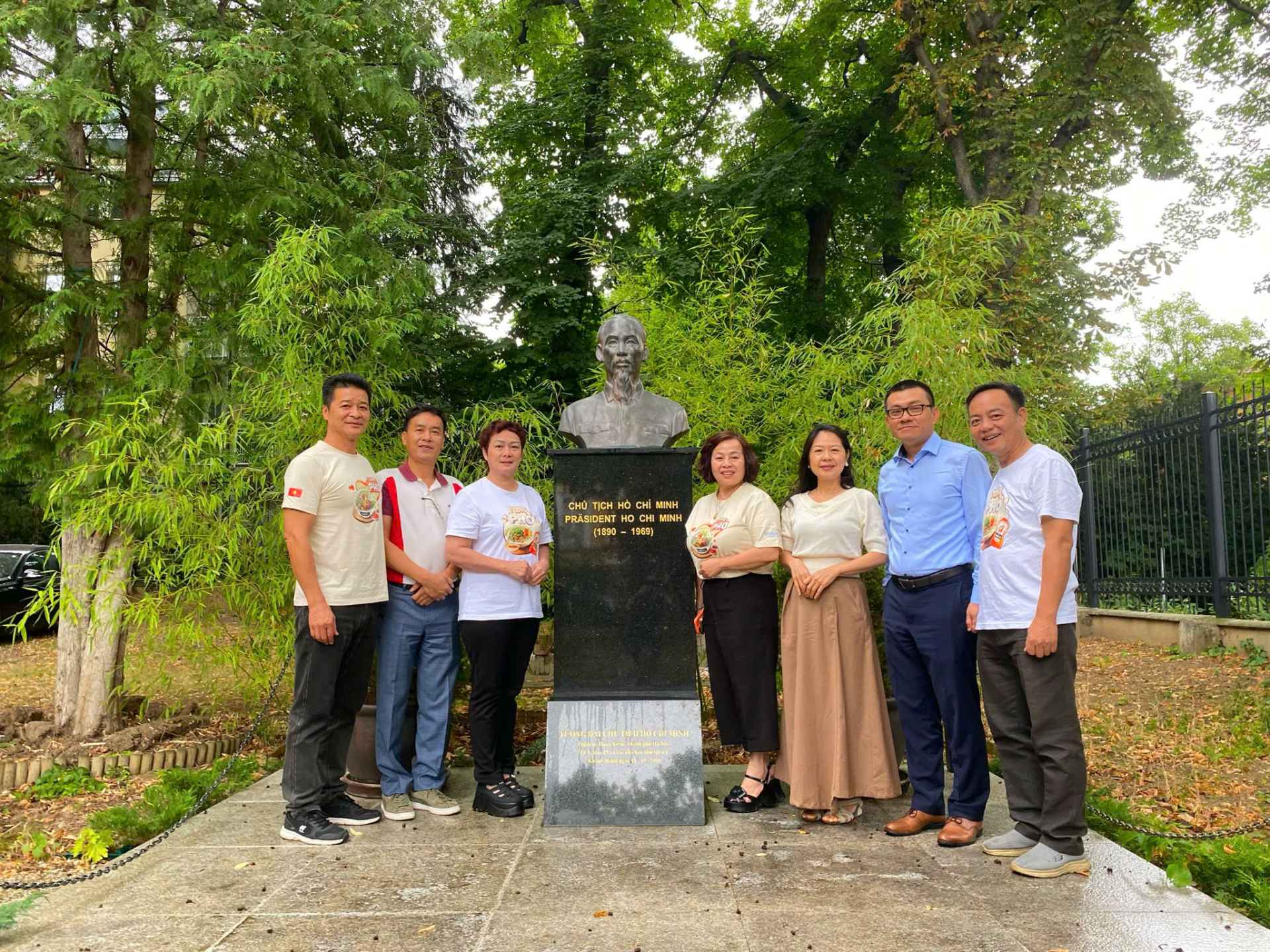 Các nghệ nhân tham gia hành trình Phở Cultural Roadshow Europe 2026 chụp ảnh lưu niệm tại tượng Chủ tịch Hồ Chí Minh tại Áo.