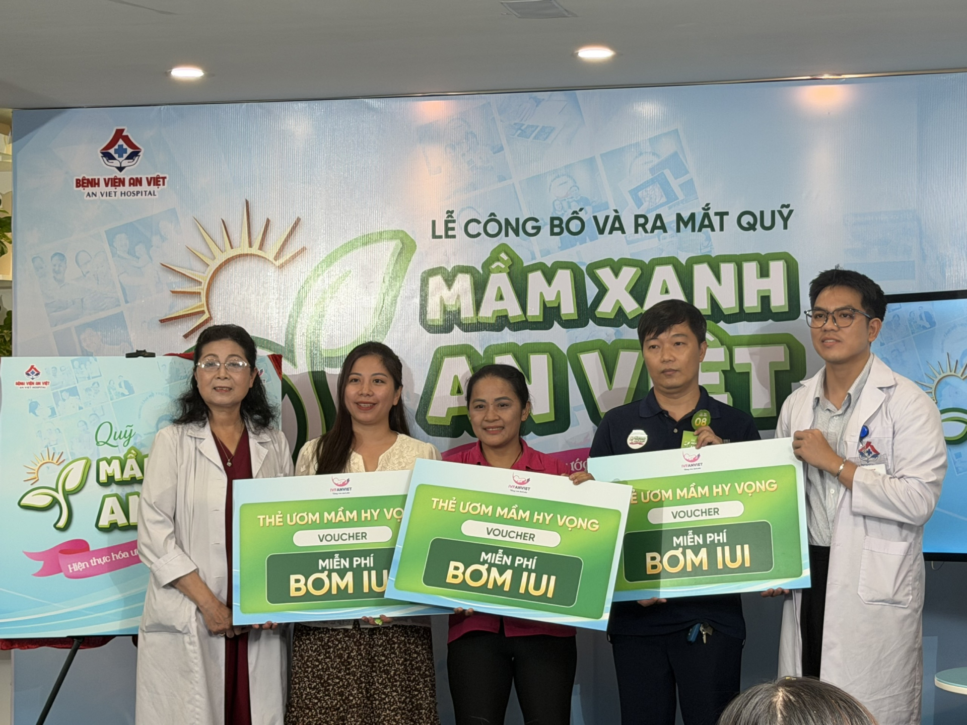 Trao các phần quà giá trị cho các khách mời tham gia chương trình đang khao khát tìm con