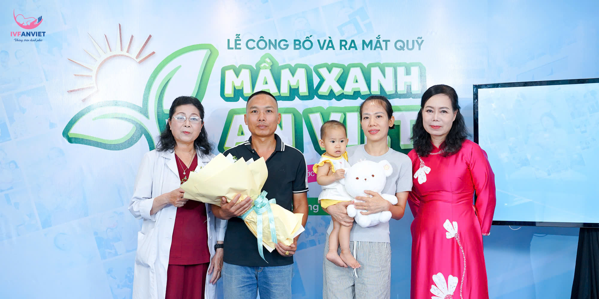 PGS.TS.BS Nguyễn Thị Hoài An, Phó Giám đốc Bệnh viện Đa khoa An Việt, Chủ tịch Quỹ Mầm Xanh An ( bìa phải) và TS.BS Lê Minh Châu,Giám đốc Trung tâm IVF An Việt chúc mừng gia đình chị Phạm Thị Hằng.