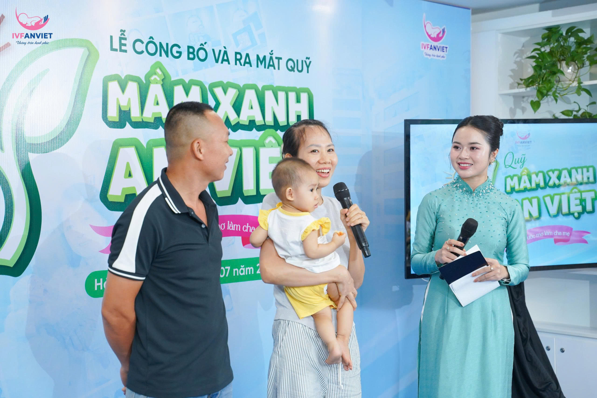 Gia đình chị Phạm Thị Hằng tại sụw kiện ra mắt Quỹ Mầm Xanh An Việt
