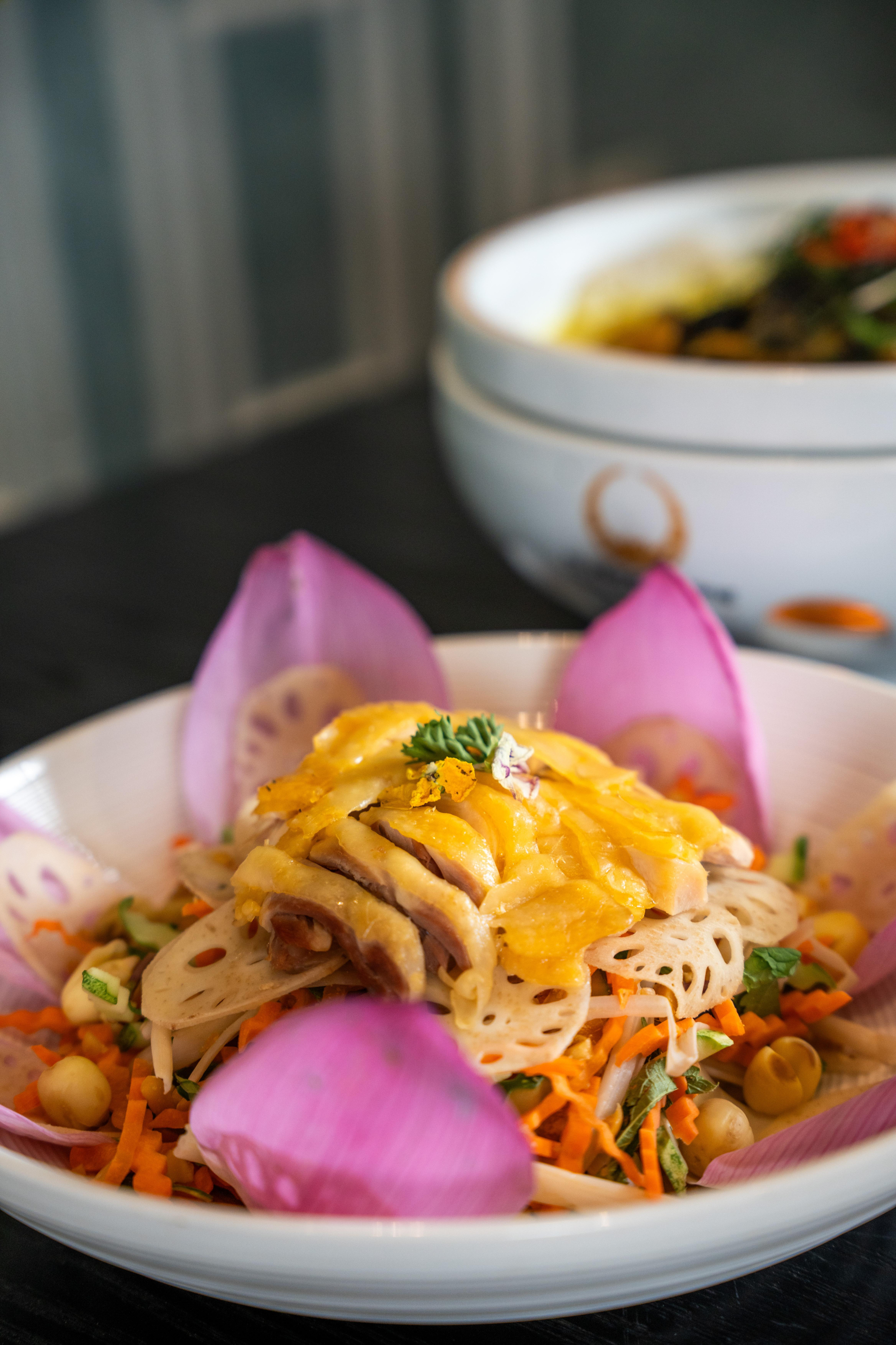 Nộm ngó sen Tây Hồ và củ sen chiên phồng