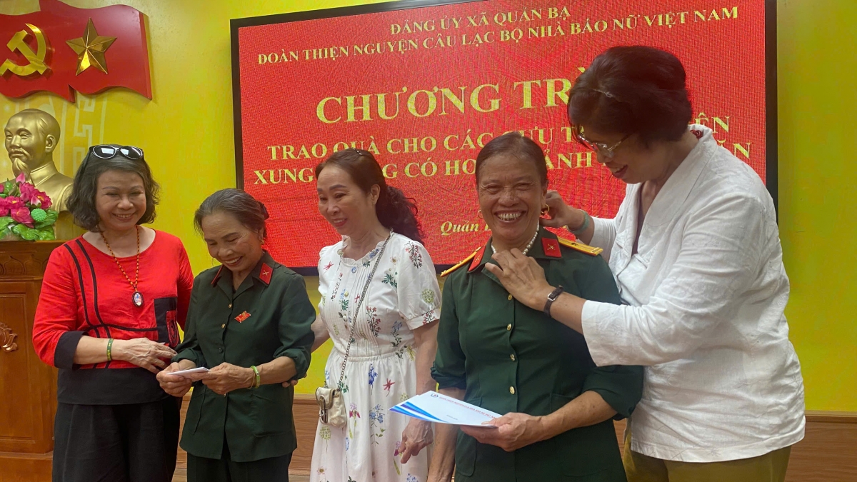 Những nụ cười rạng rỡ của các cựu nữ Thanh niên xung phong khi nhận những phần quà tri ân từ CLB Nhà báo nữ Việt Nam.