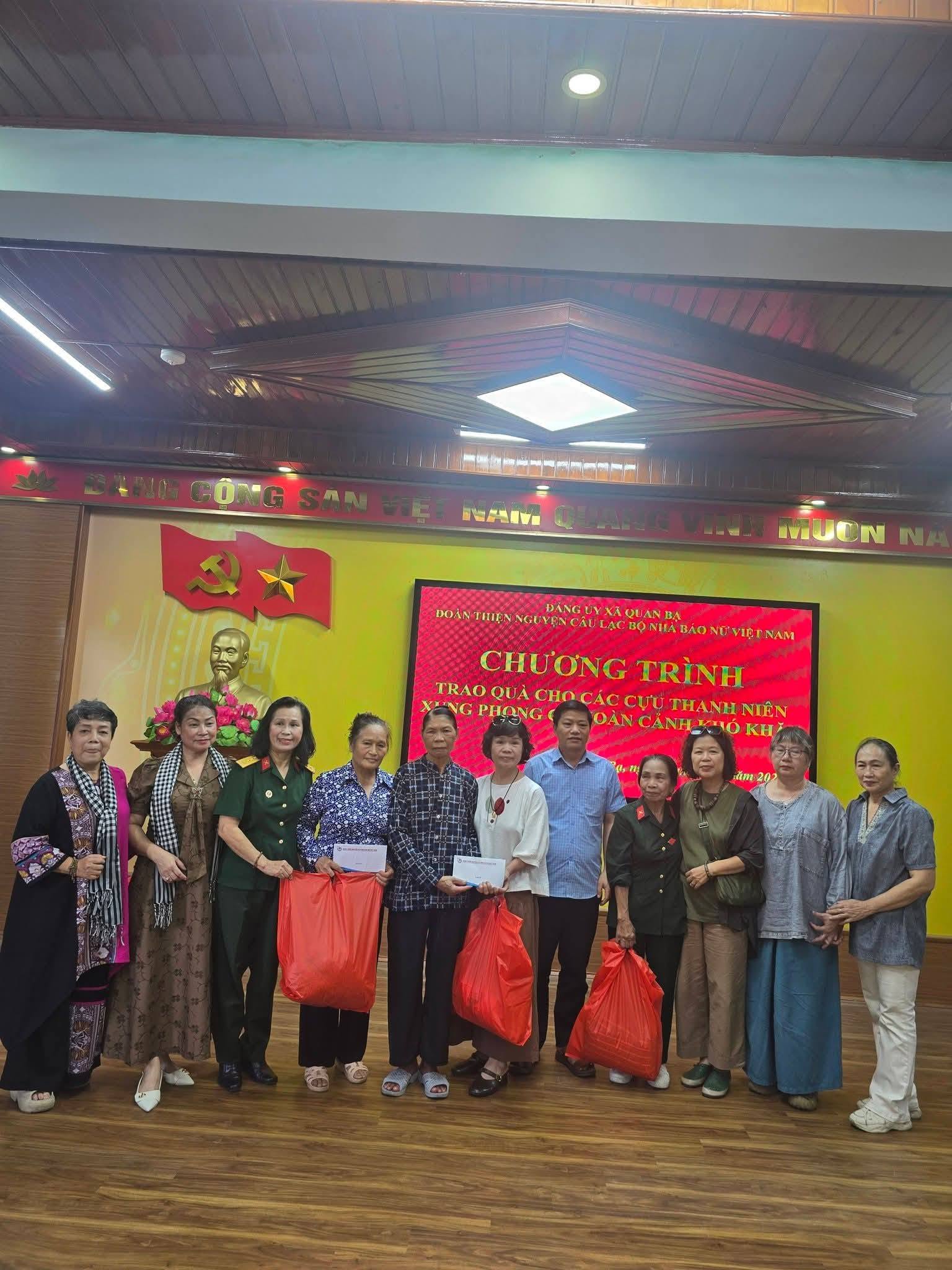 Nhà báo Vũ Thị Tuyết Nhung (bía phải) và các nhà báo trong CLB Nhà báo Nữ Việt Nam tặng quà cựu nữ Thanh niên xung phong có hoàn cảnh khó khăn tại xã miền núi Quản Bạ, tỉnh Tuyên Quang.