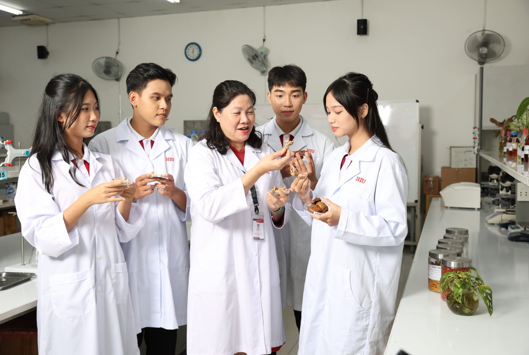 Khoa học – công nghệ trong thời kỳ mới và vai trò của nữ trí thức