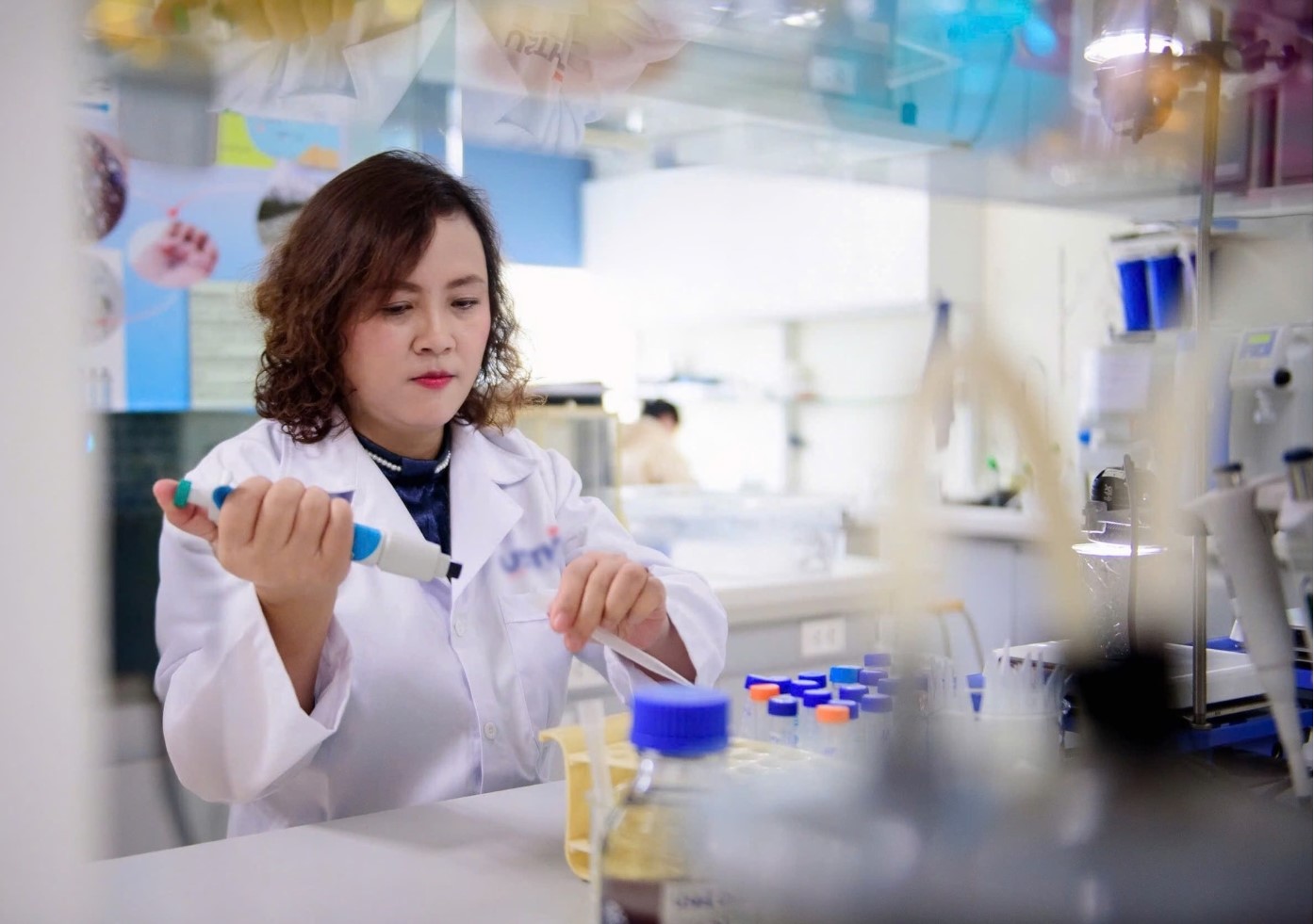 Giáo sư Tiến sĩ (GS.TS) Đinh Thị Mai Thanh - Hiệu trưởng Trường Đại học Khoa học và Công nghệ Hà Nội