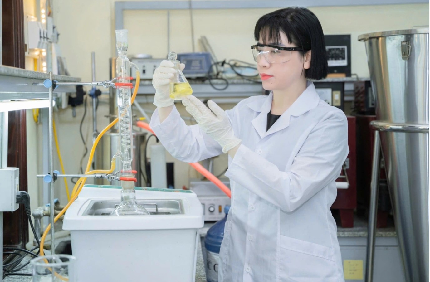 PGS.TS Nguyễn Thị Ái Nhung tại phòng nghiên cứu