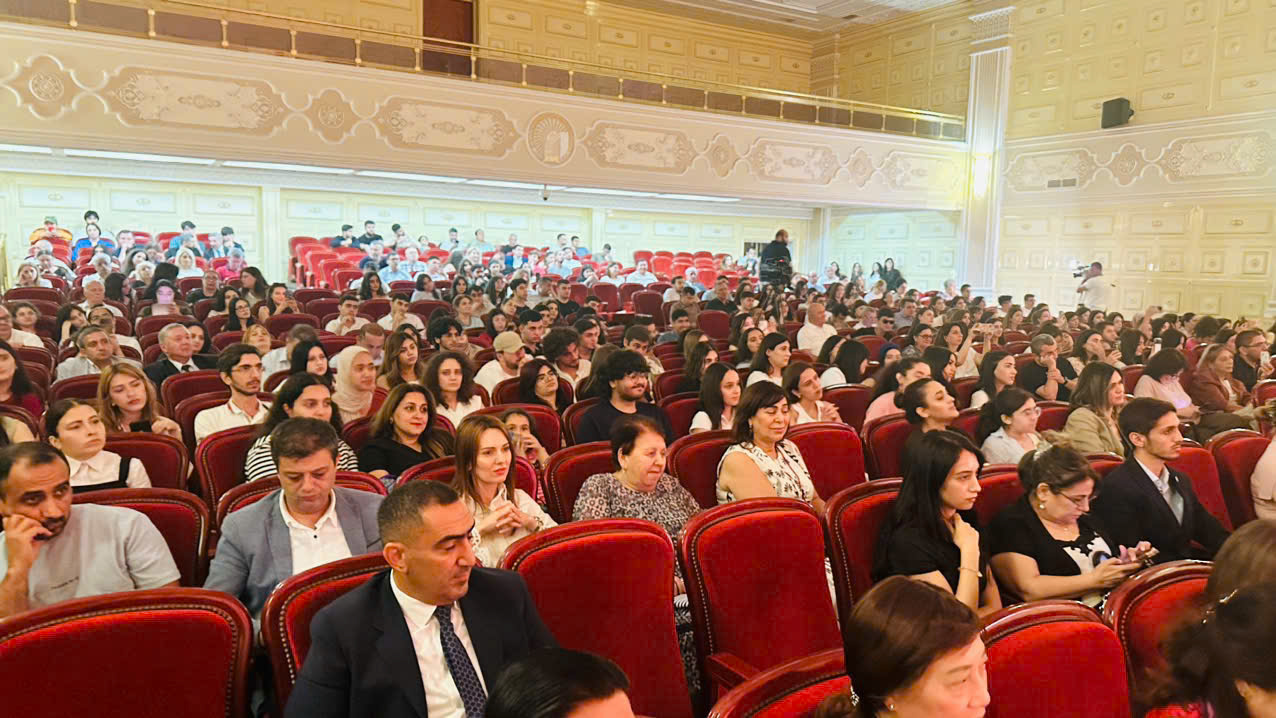 Khán phòng chật kín đại biểu và khán giả.