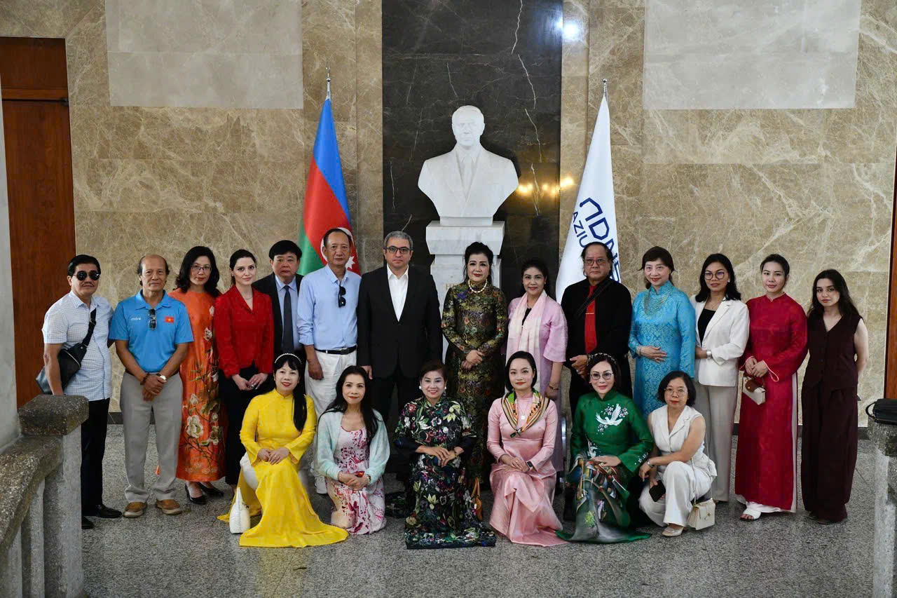 Sân khấu Lệ Ngọc đưa hình tượng Bác Hồ đến Azerbaijan