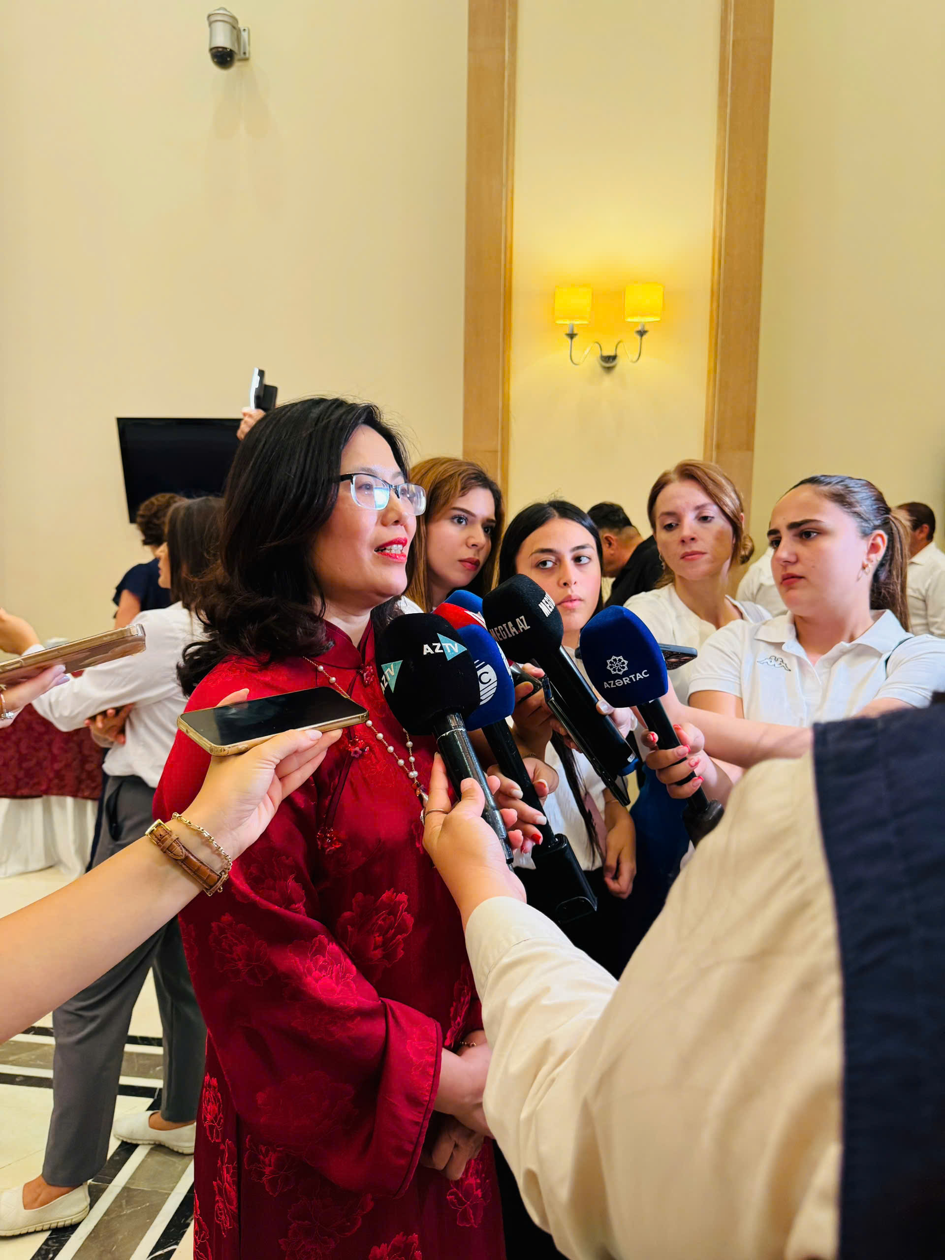 Bà Lê Thị Hà, Viện trưởng Viện Phim Việt Nam trả lời phỏng vấn các ccow quan báo chí Azerbaijan tại sự kiện.