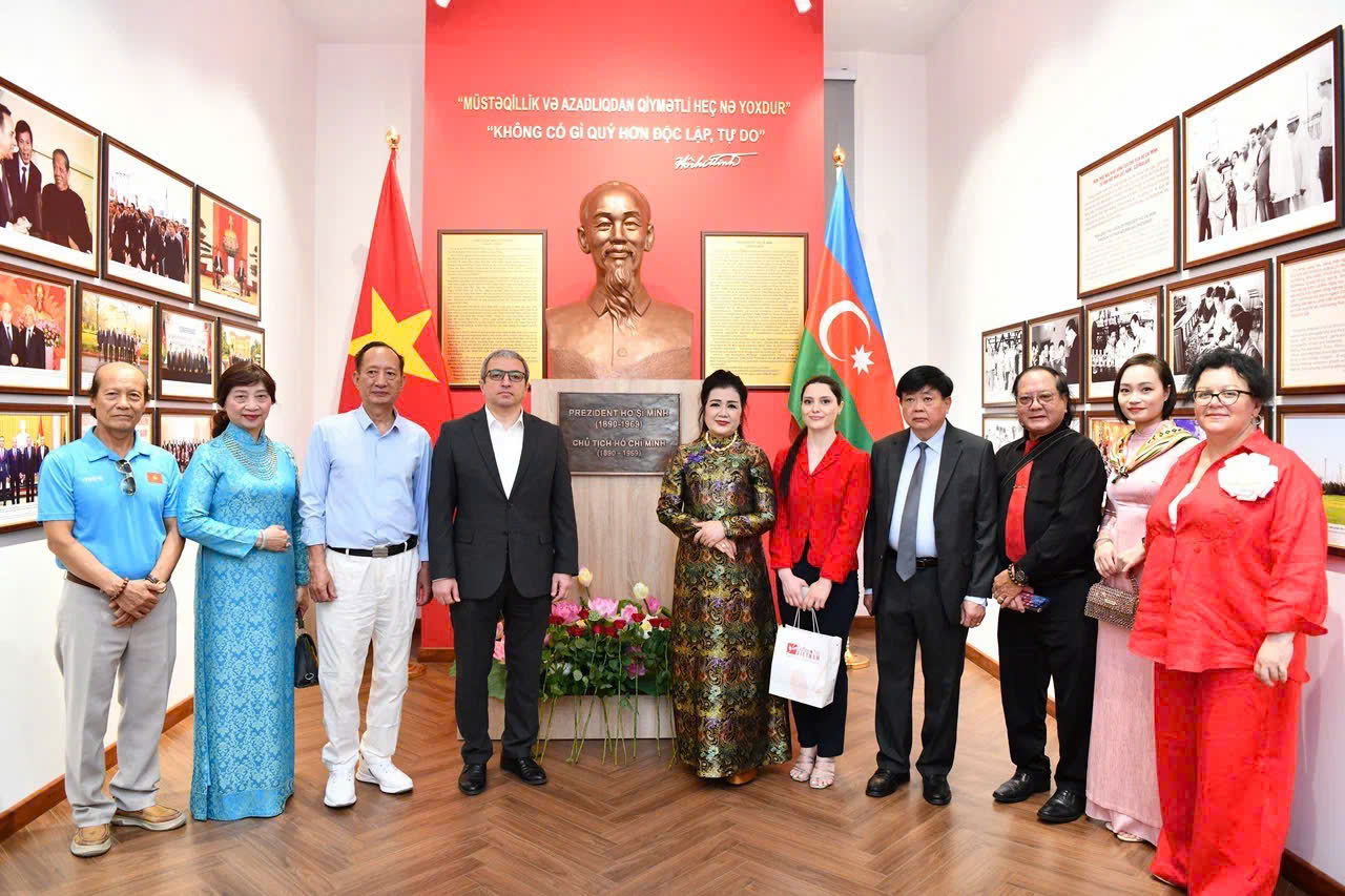 Sân khấu Lệ Ngọc đưa hình tượng Bác Hồ đến Azerbaijan