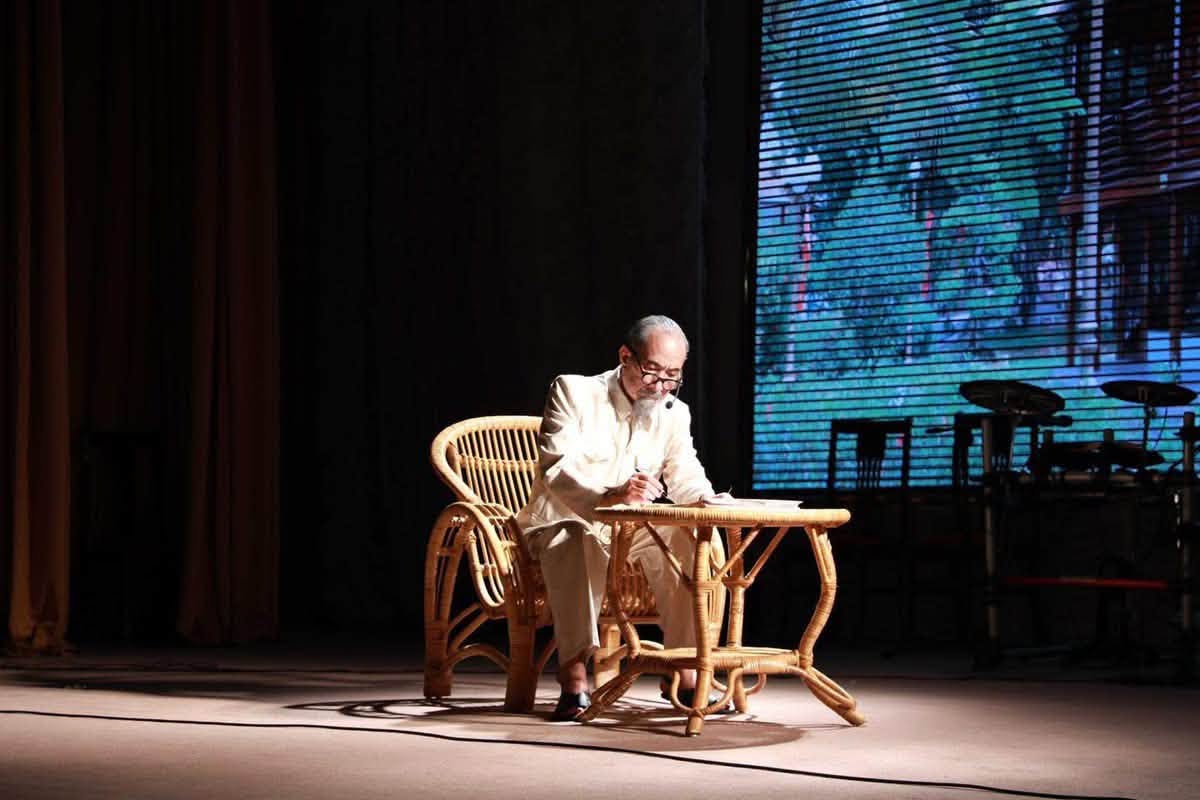 NSƯT Văn Hải trong vai Chủ tịch Hồ Chí MInh (cảnh trong vở