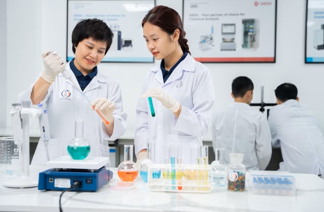 PGS.TS Ngô Thị Thúy Hường và đồng nghiệp trong phòng thí nghiệm