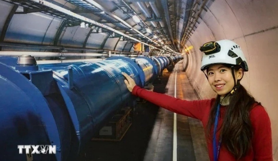 &nbsp;Nhà vật lý Joni Phạm bên hệ thống ATLAS được đặt trong trung tâm CERN. (Ảnh: TTXVN phát)