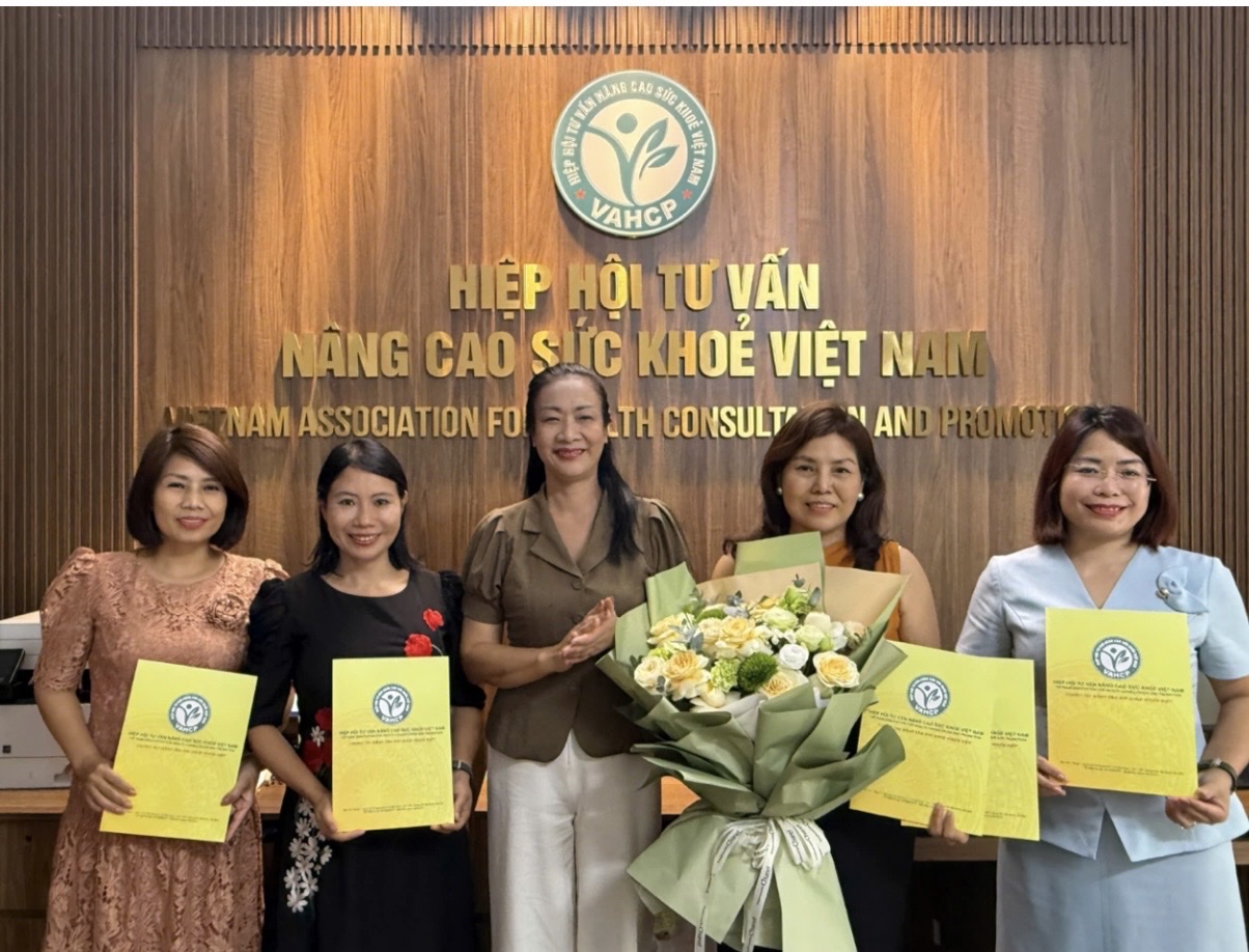  PGS.TS Phạm Thanh Bình, Chủ tịch Hiệp hội VAHCP trao Quyết dịnh cho các thành viên trong Ban Khoa học công nghệ và Đào tạo trong đó có TS Nguyễn Thị Thúy Hường, nghiên cứu viên chính Viện Sinh học thuộc Viện Hàn lâm Khoa học và Công nghệ Việt Nam (thứ 2 từ trái ). 
