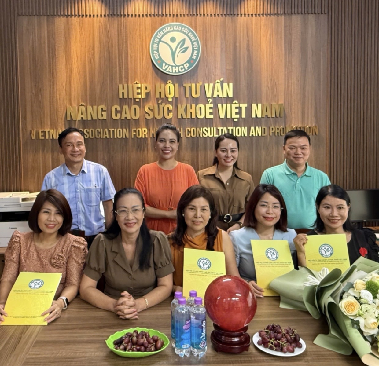  PGS. TS Phạm Thanh Bình - Chủ tịch Hiệp hội chụp ảnh cùng các đại biểu tại buổi trao Quyết định