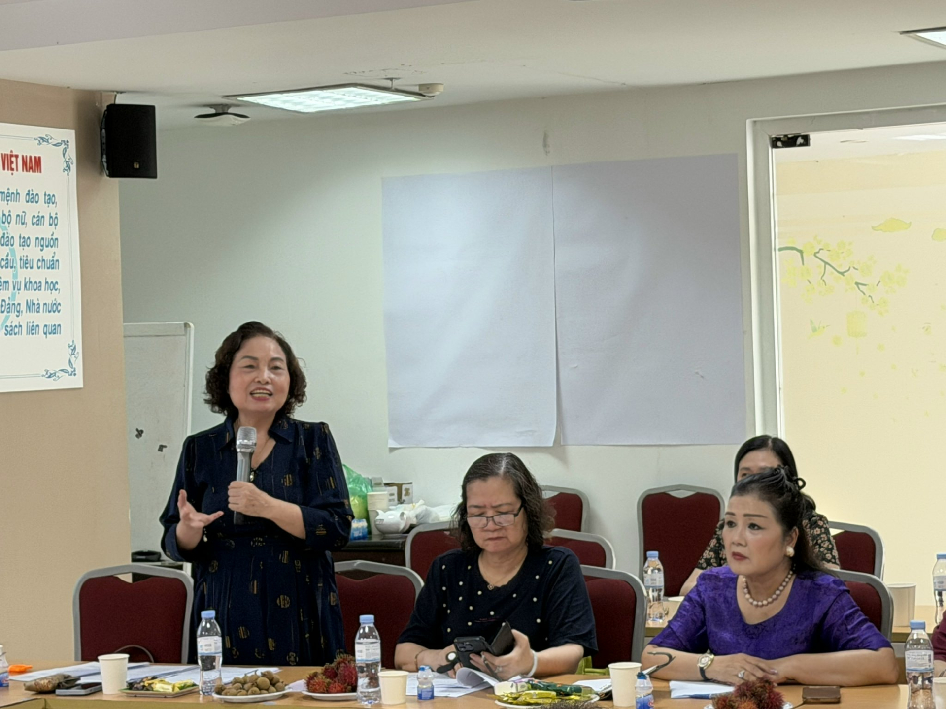GS.TS Lê Thị hợp, Chủ tịch Hội nữ trí thức Việt Nam kết luận hội nghị.