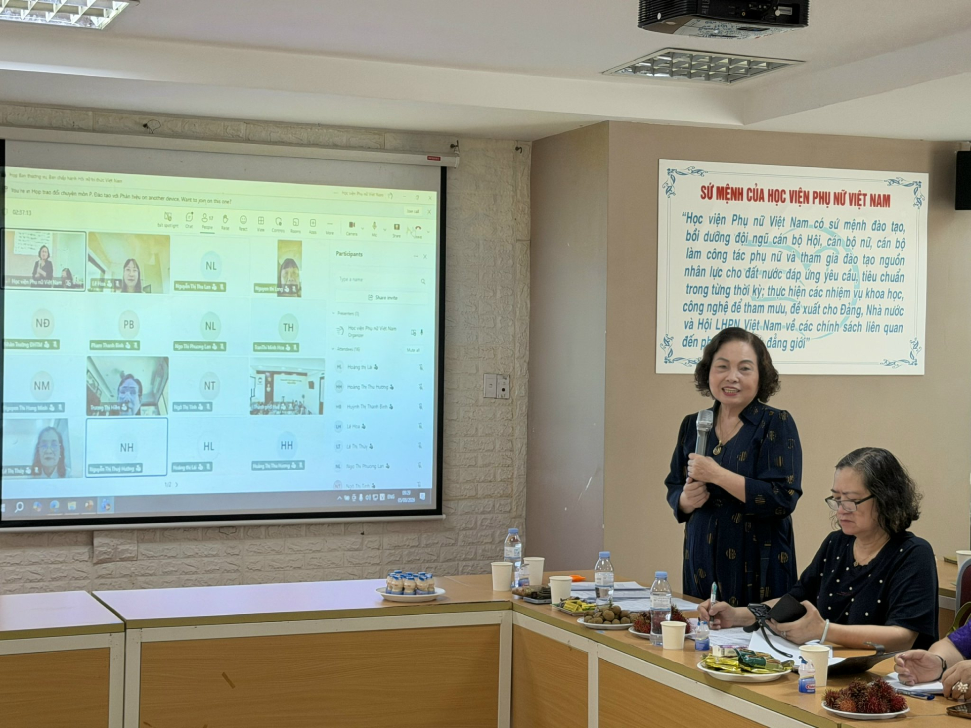 Một số đại biểu họp trực tuyến đã gửi ý kiến bằng văn bản đến hội nghị