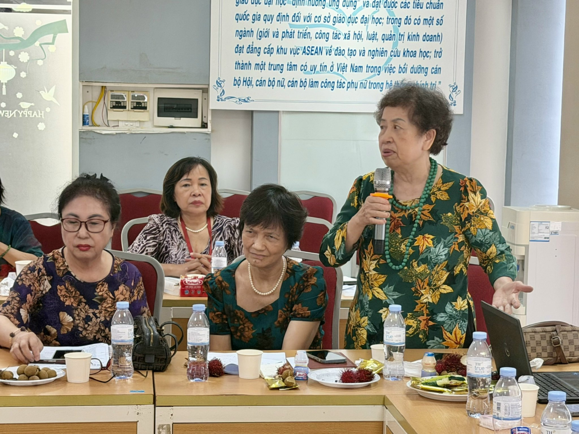 PGS.TS Đặng Cẩm Hà, Ủy viên BCH Hội Nữ trí thức Việt Nam, tư vấn của Chủ tịch Viện Hàn lâm KH&CN Việt Nam)
