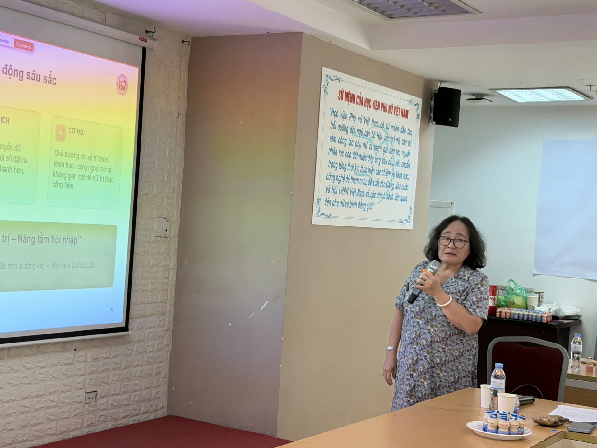 TS Phạm Thị Mỵ, Phó Chủ tịch Thường trực Hội Nữ trí thức Việt Nam trình bày Báo cáo công tác chuẩn bị Đại hội đại biểu Hội Nữ trí thức Việt Nam lần thứ IV, nhiệm kỳ 2026-2031.