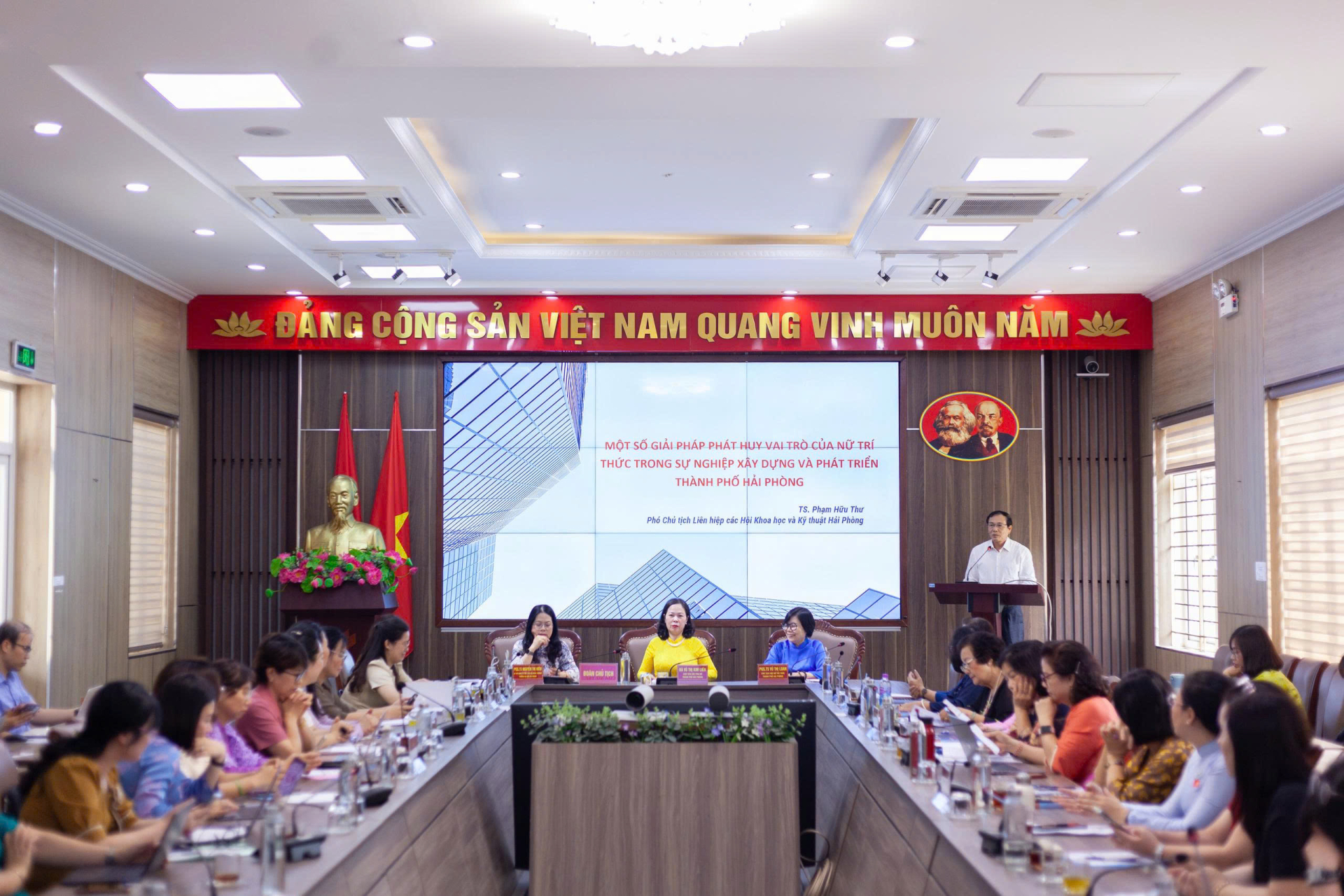 Nữ trí thức Hải Phòng: Năng động để tạo khác biệt