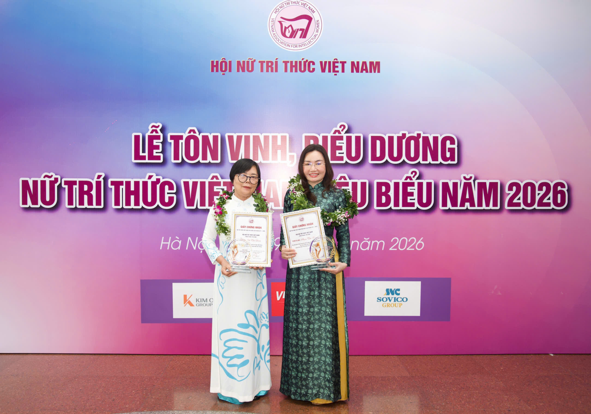 PGS.TS Vũ Thị Loan, Chủ tịch Hội Nữ trí thức TP. Hải Phòng (trái) là 1 trong 43 nữ trí thức tiêu biểu giai đoạn 2021-2026 được Hội nữ trí thức Việt Nam tôn vinh.