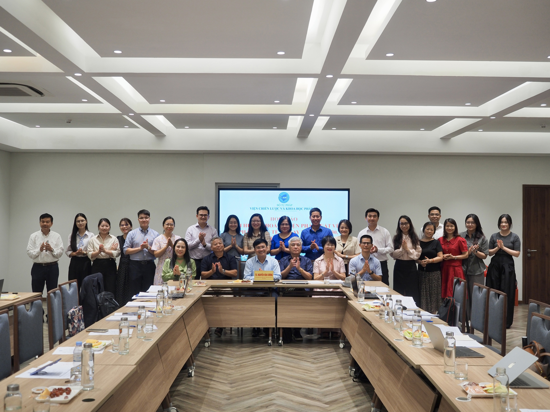 Các đại biểu chụp ảnh lưu niệm tại Hội thảo.