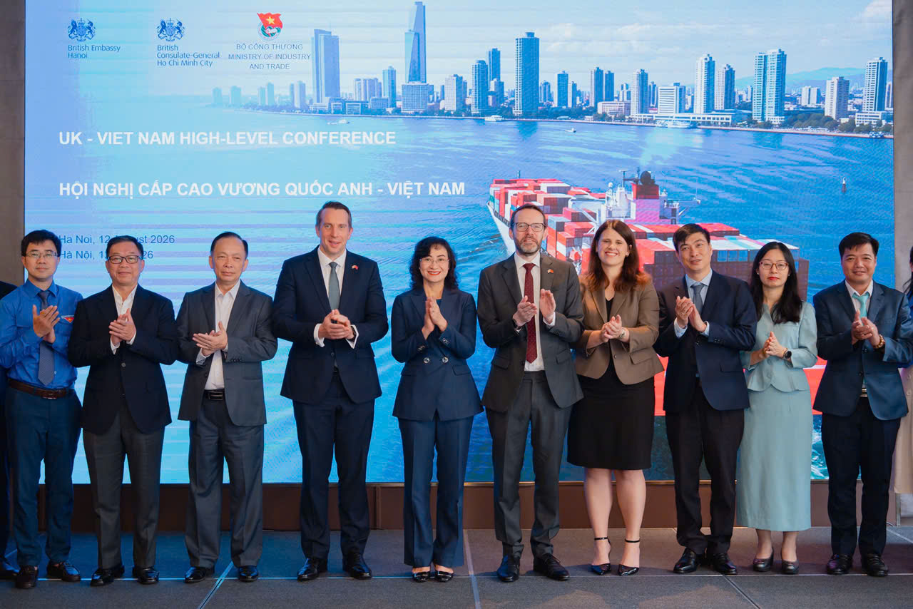 Các đại biểu tham dự Hội nghị chụp ảnh lưu niệm