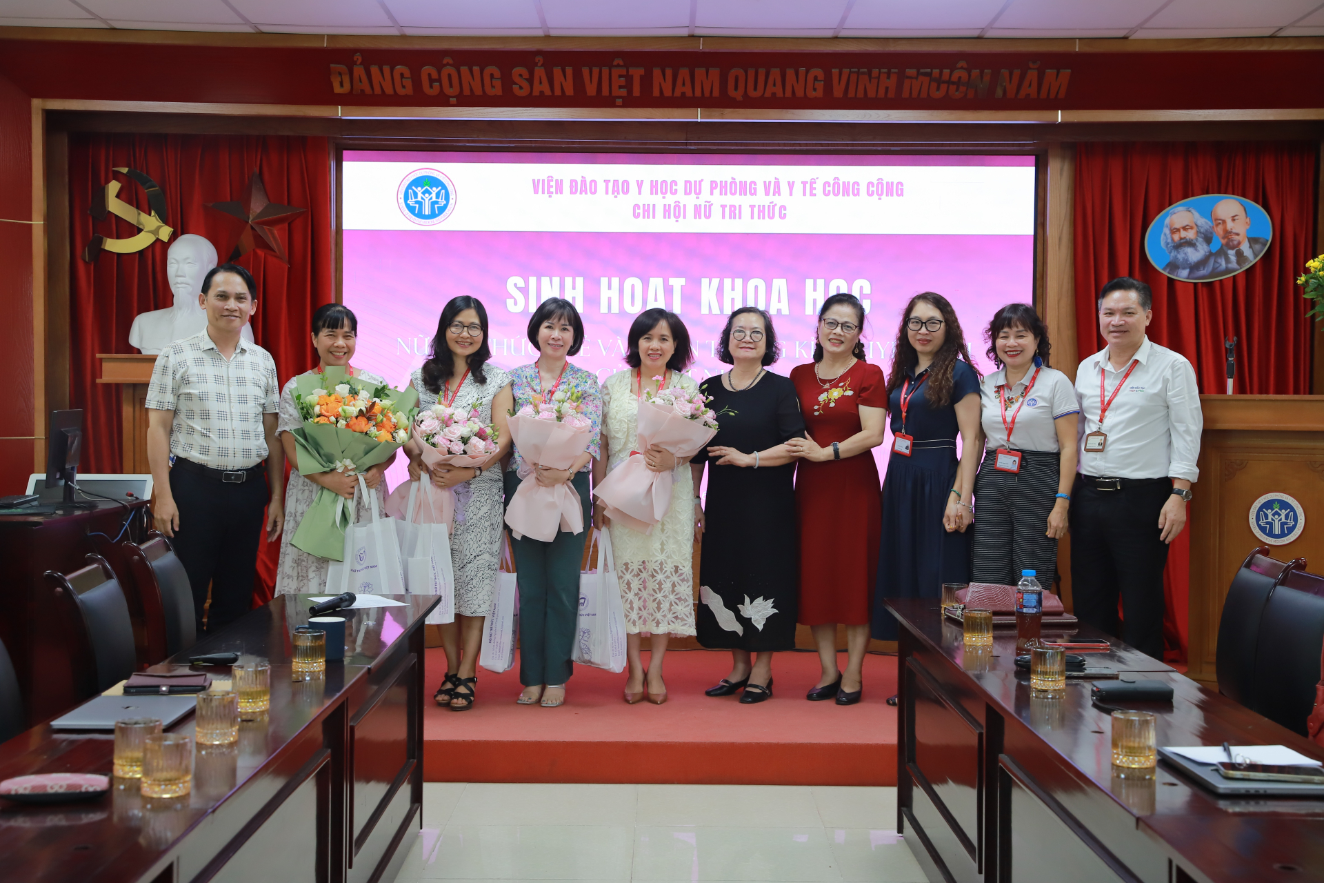 Chi hội Nữ trí thức Viện Đào tạo YHDP-YTCC Trường Đại học Y Hà Nội: Đưa tri thức vào giải quyết những vấn đề của cộng đồng