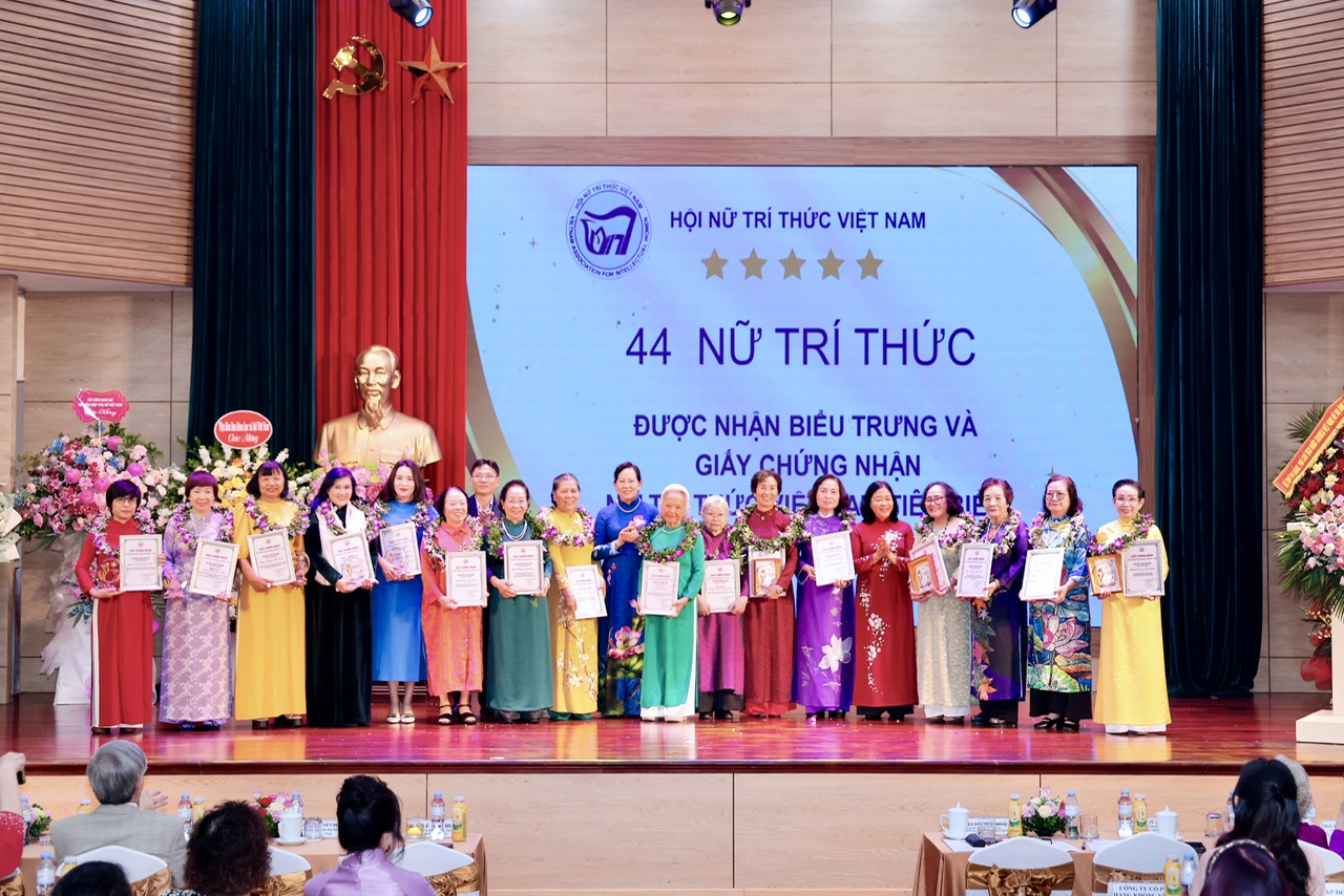 PGS.TS Bùi Thị An (thứ 7 từ phải) là 1 trong số 43 nữ trí thức tiêu biểu giai đoạn 2021-2026 được Hội Nữ trí thức Việt Nam tôn vinh.  