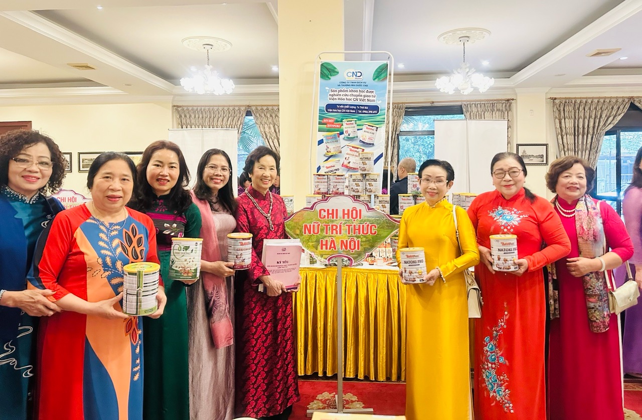Các đại biểu thăm quan gian trưng bày của Hội Nữ trí thức Hà Nội tại Hội nghị Khoa học diễn ra ở TP. Huế.