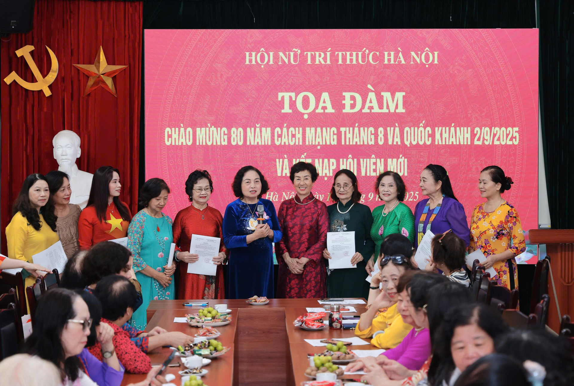 GS.TS Lê Thị Hợp, Chủ tịch Hội Nữ trí thức Việt Nam và PGS.TS Bùi Thị An, Phó chủ tịch Hội Nữ trí thức Việt Nam, Chủ tịch Hội Nữ trí thức Hà Nội chia sẻ niềm vui với các hội viên mới được kết nạp vào Hội Nữ trí thức Hà Nội.