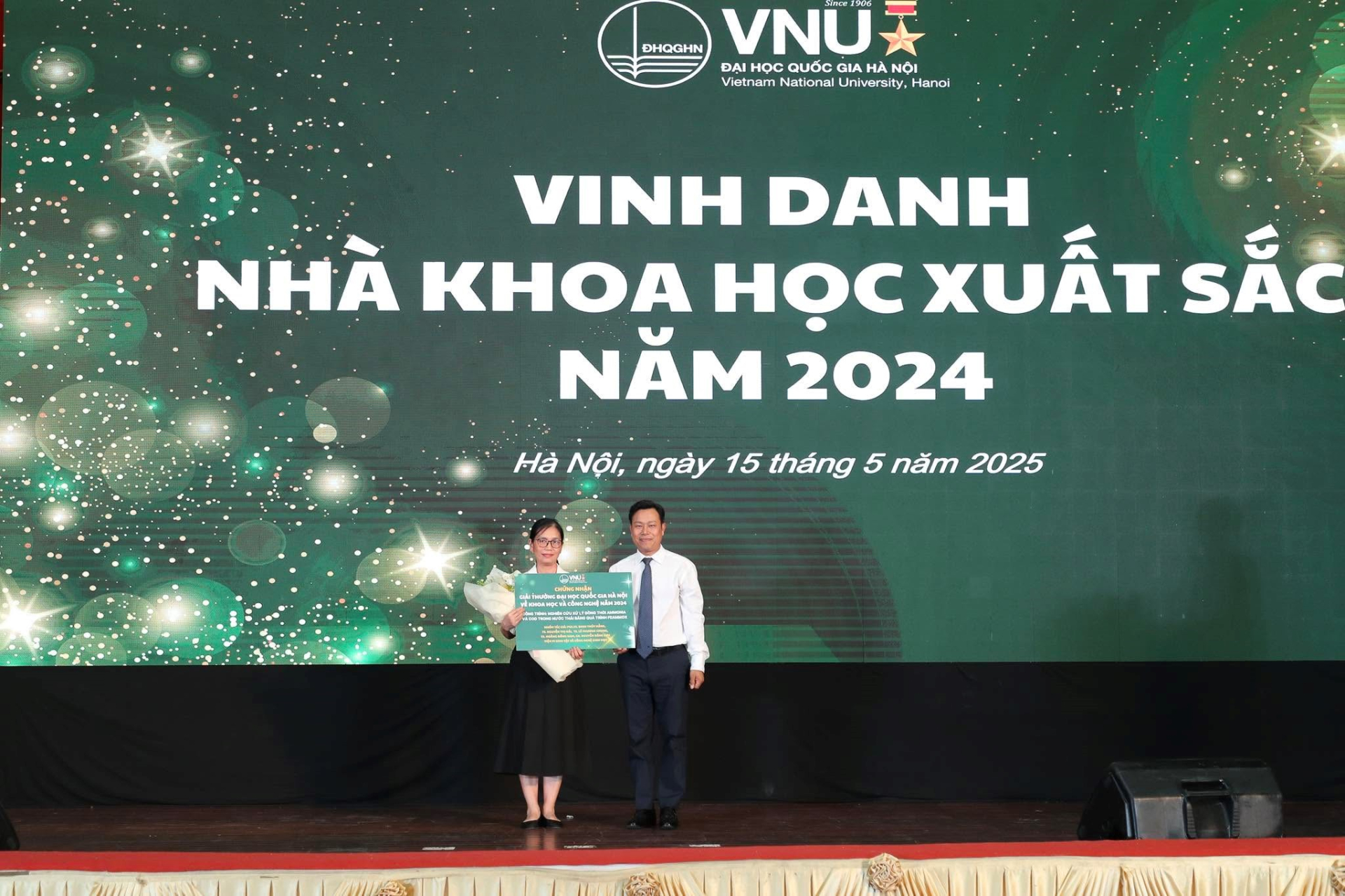 Giám đốc ĐHQGHN Lê Quân trao Giải thưởng ĐHQGHN về Khoa học & Công nghệ năm 2024 cho PGS.TS Đinh Thúy Hằng - đại diện nhóm tác giả của Viện Vi sinh vật và Công nghệ sinh học.