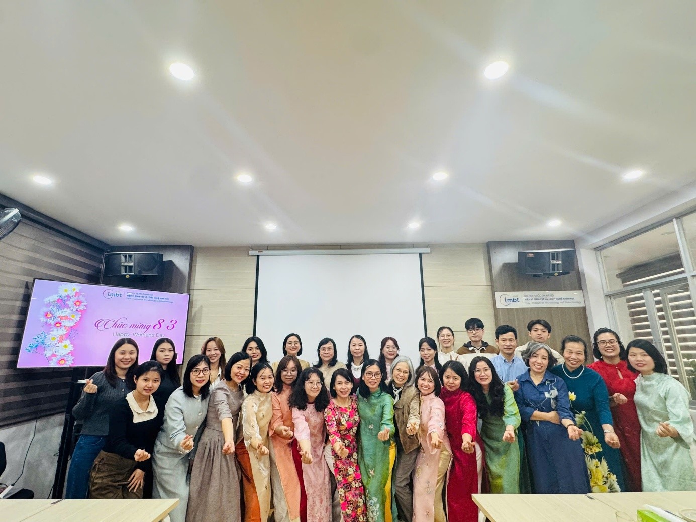 Những nữ trí thức miệt mài với phòng thí nghiệm và các công trình khoa học