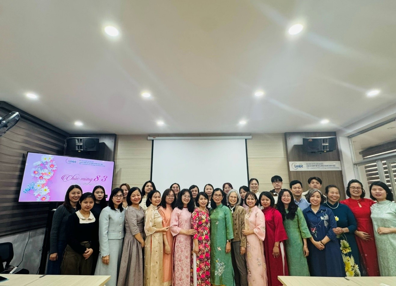 Những nữ trí thức miệt mài với phòng thí nghiệm và các công trình khoa học