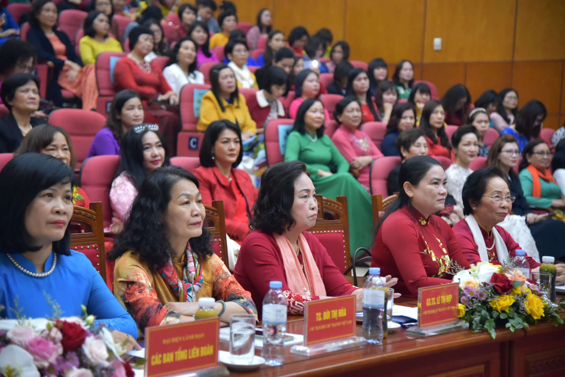 Các đại biểu tham dự Lễ tôn vinh nữ trí thức tiêu biểu ngành Y giai đoạn 2019-2022.
