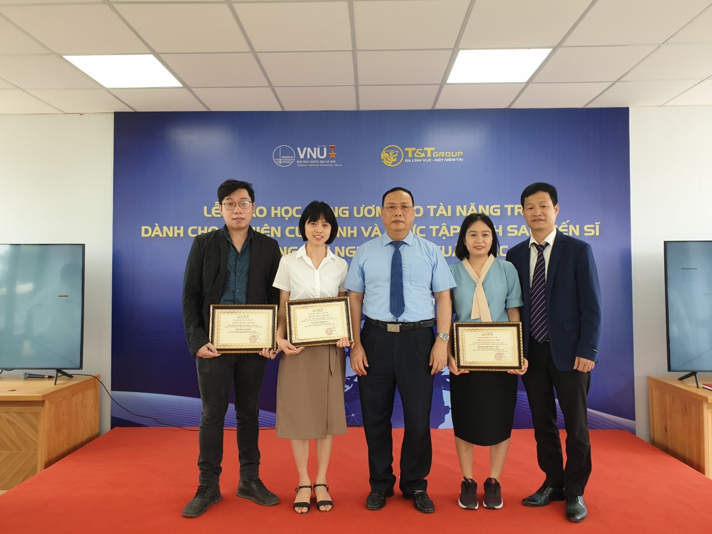 Hai hội viên của Chi hội NTT Viện nhận học bổng ươm tạo tài năng trẻ dành cho thực tập sinh sau tiến sĩ có năng lực nghiên cứu xuất sắc của Đại học Quốc Gia Hà Nội (năm 2022)
