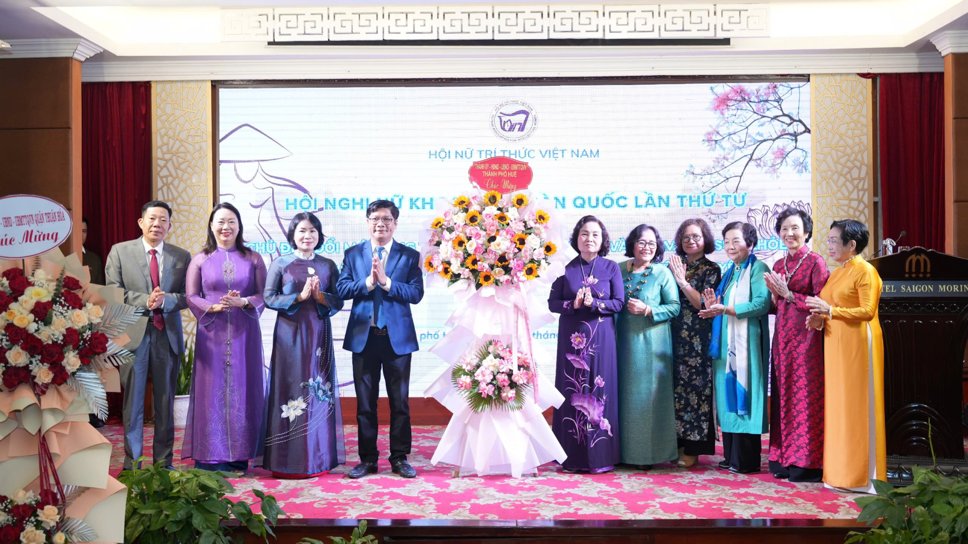 Lãnh đạo thành phố Huế tặng hoachúc mừng Hội nghị Nữ khoa học toàn quốc lần thứ 4