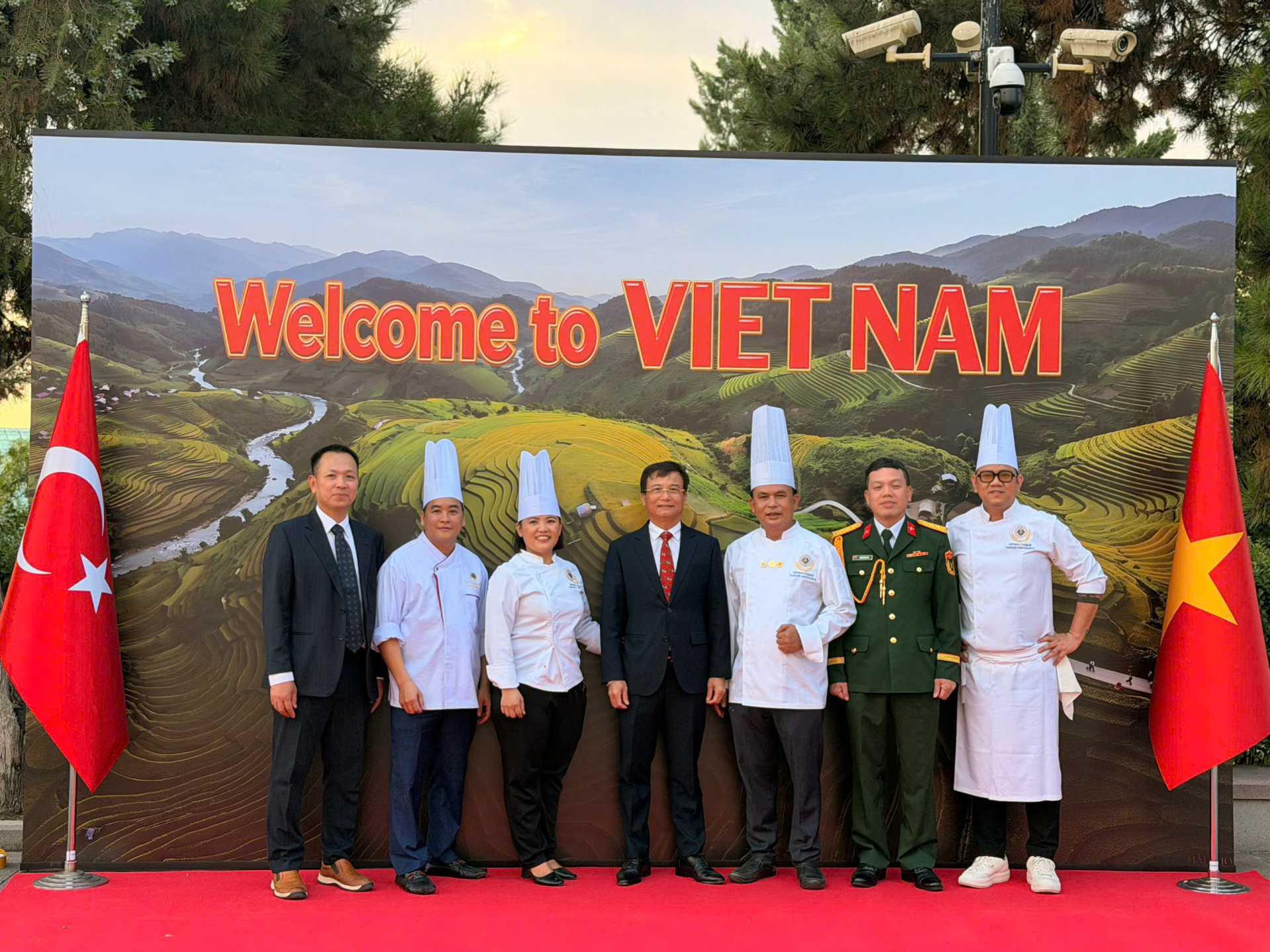 Nghệ nhân Lê Văn Khánh (thứ 3 từ phải) và các nghệ nhân Việt Nam chụp ảnh cùng đại biểu dự sự kiện.