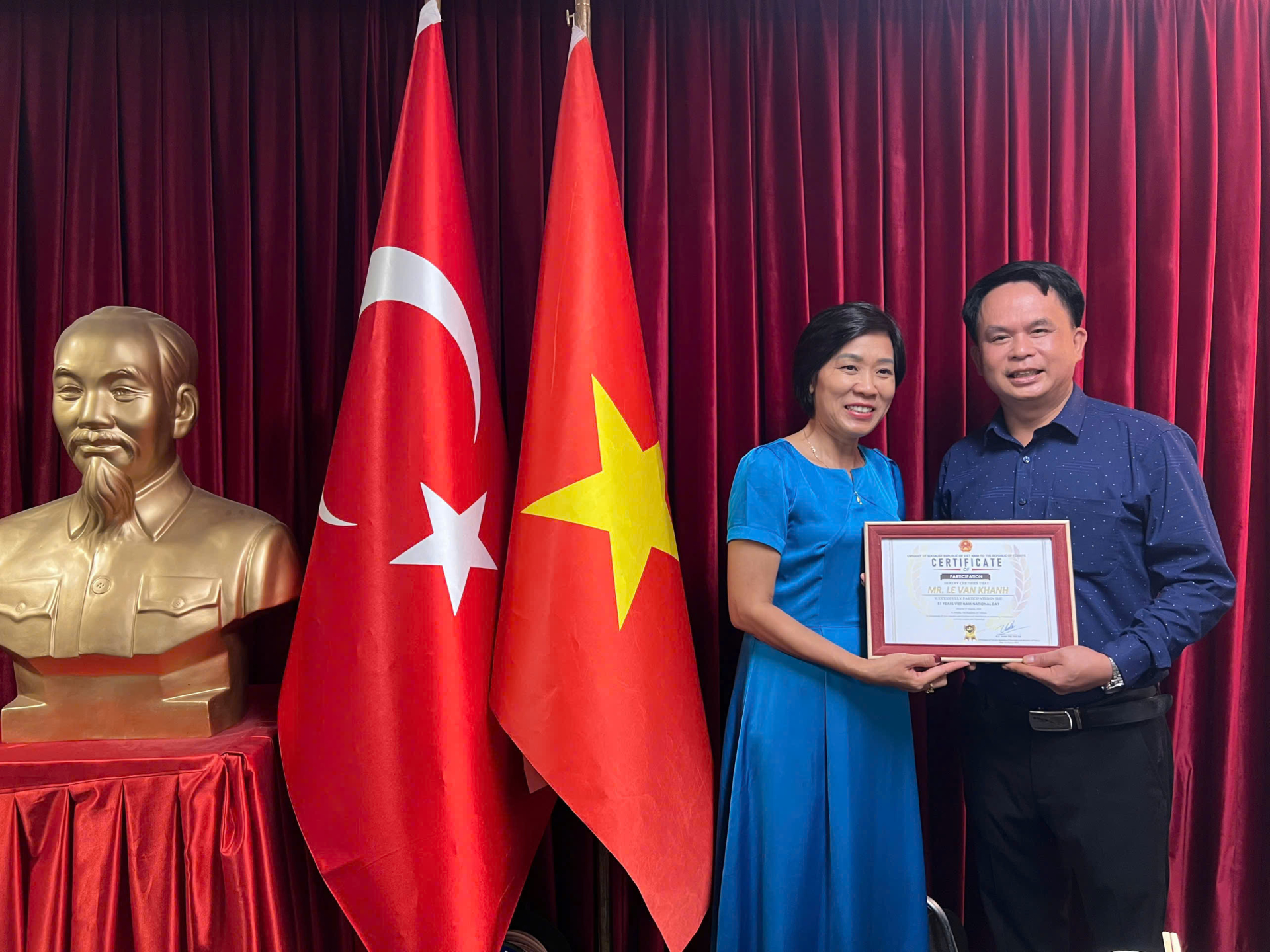 Đại sứ Việt Nam tại Thổ Nhĩ Kỳ Đặng Thị Thu Hà trao giấy chứng nhận đã tham gia thành công Lễ kỷ niệm 81 năm Quốc khánh Việt Nam cho nghệ nhân Lê Văn Khánh.