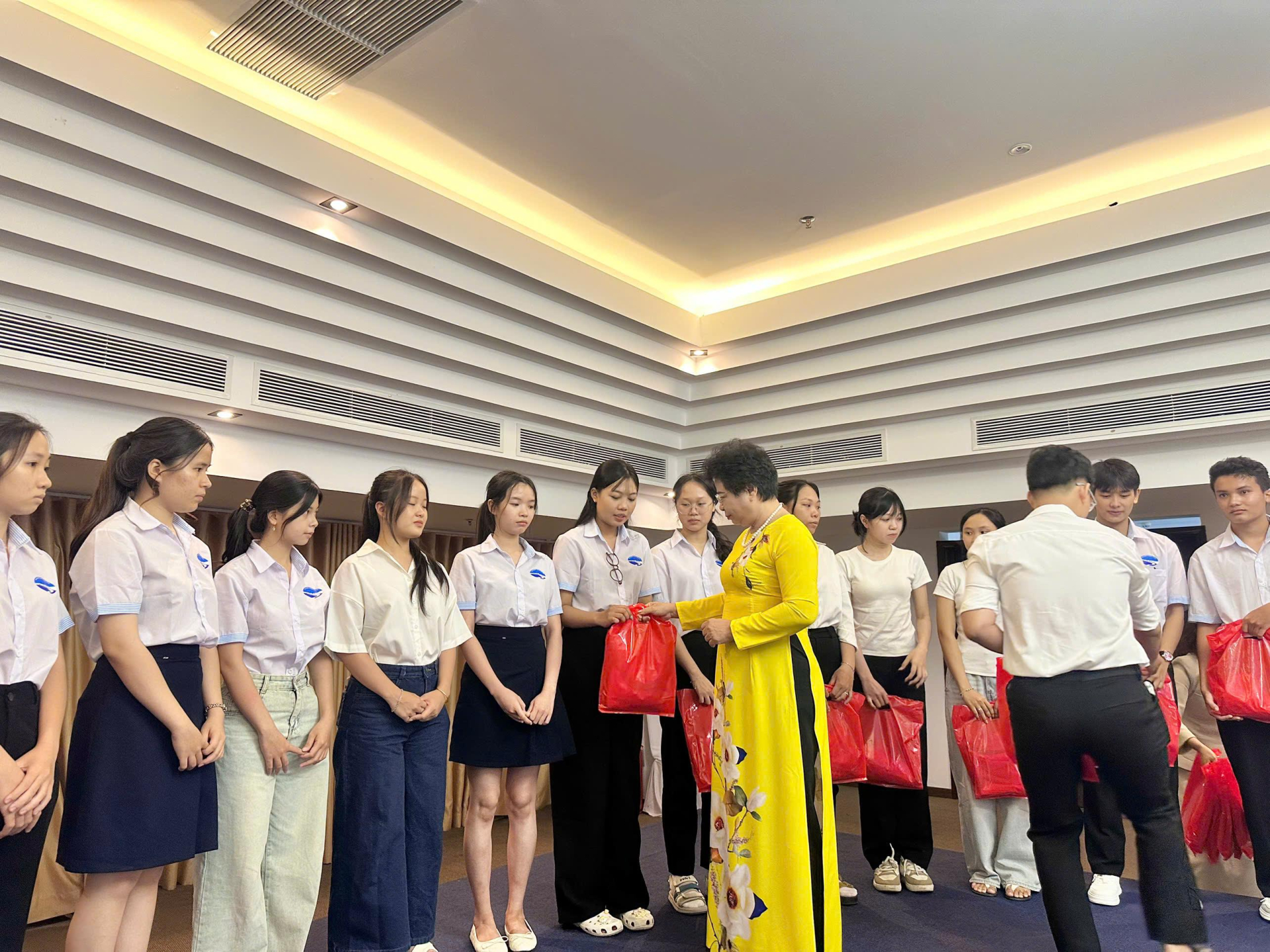 Hơn 500 tân sinh viên du lịch Nha Trang trải nghiệm thực tế, nhận quà áo dài đầu năm học